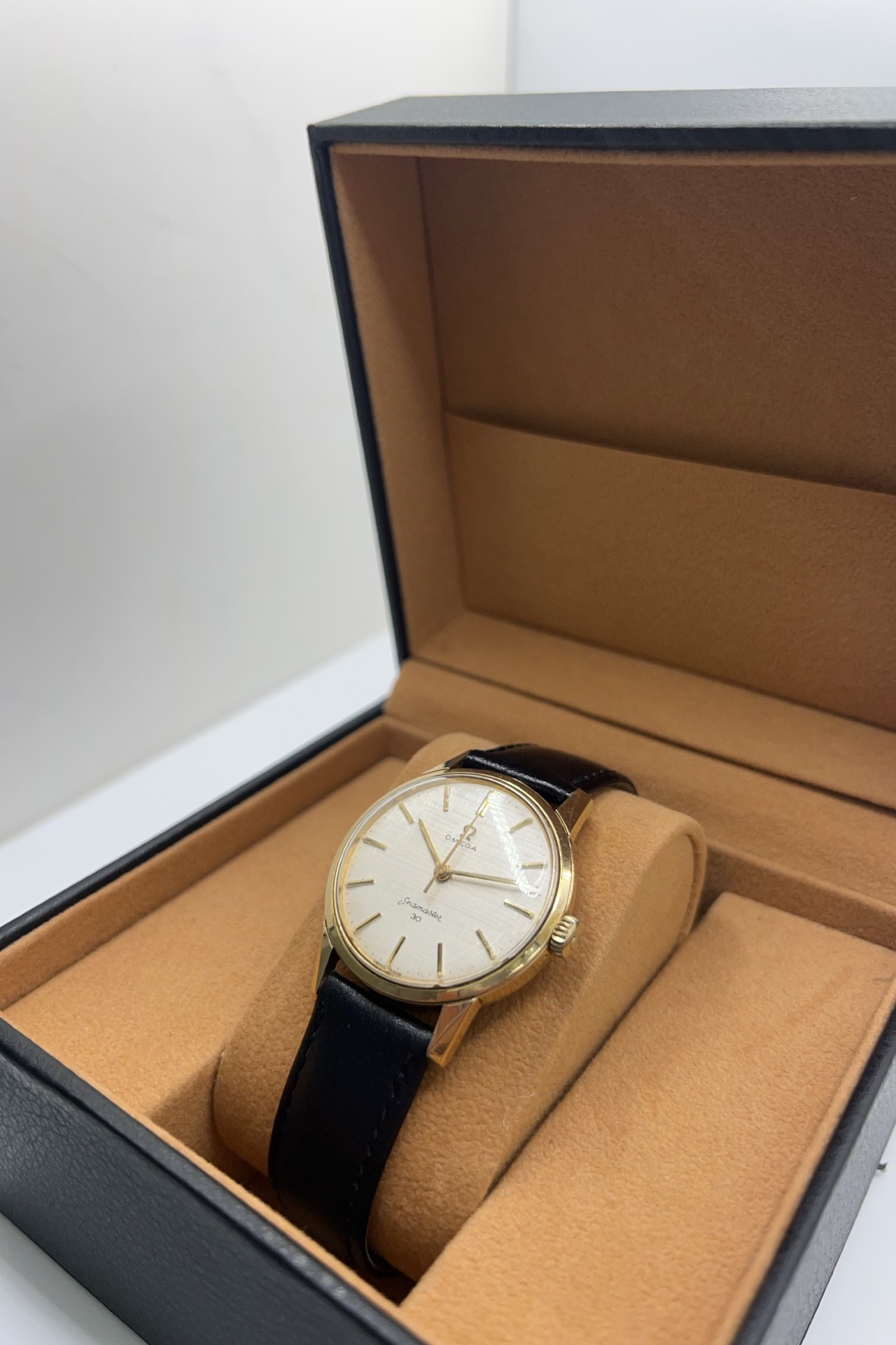 Montre Omega Seamaster 135.003 vintage de 1962 en acier et plaqué or avec cadran lin argenté texturé. Cette Omega Seamaster à remontage manuel est équipée du calibre Omega 286 et d’un boîtier de 35 mm au style élégant et intemporel. Montre homme vintage avec verre plexiglas, bracelet cuir noir et seconde centrale. Omega Seamaster vintage révisée, livrée avec certificat d’authenticité et garantie 1 an.