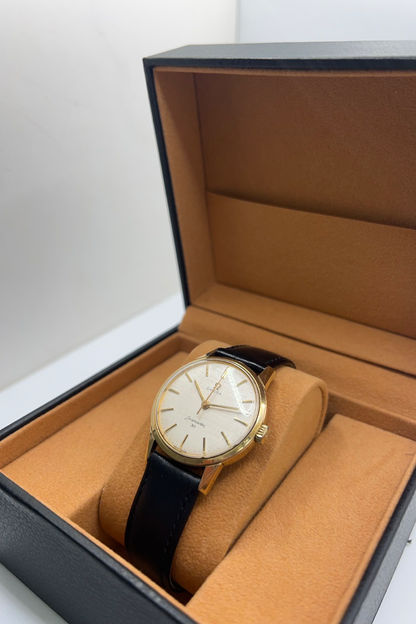 Montre Omega Seamaster 135.003 vintage de 1962 en acier et plaqué or avec cadran lin argenté texturé. Cette Omega Seamaster à remontage manuel est équipée du calibre Omega 286 et d’un boîtier de 35 mm au style élégant et intemporel. Montre homme vintage avec verre plexiglas, bracelet cuir noir et seconde centrale. Omega Seamaster vintage révisée, livrée avec certificat d’authenticité et garantie 1 an.