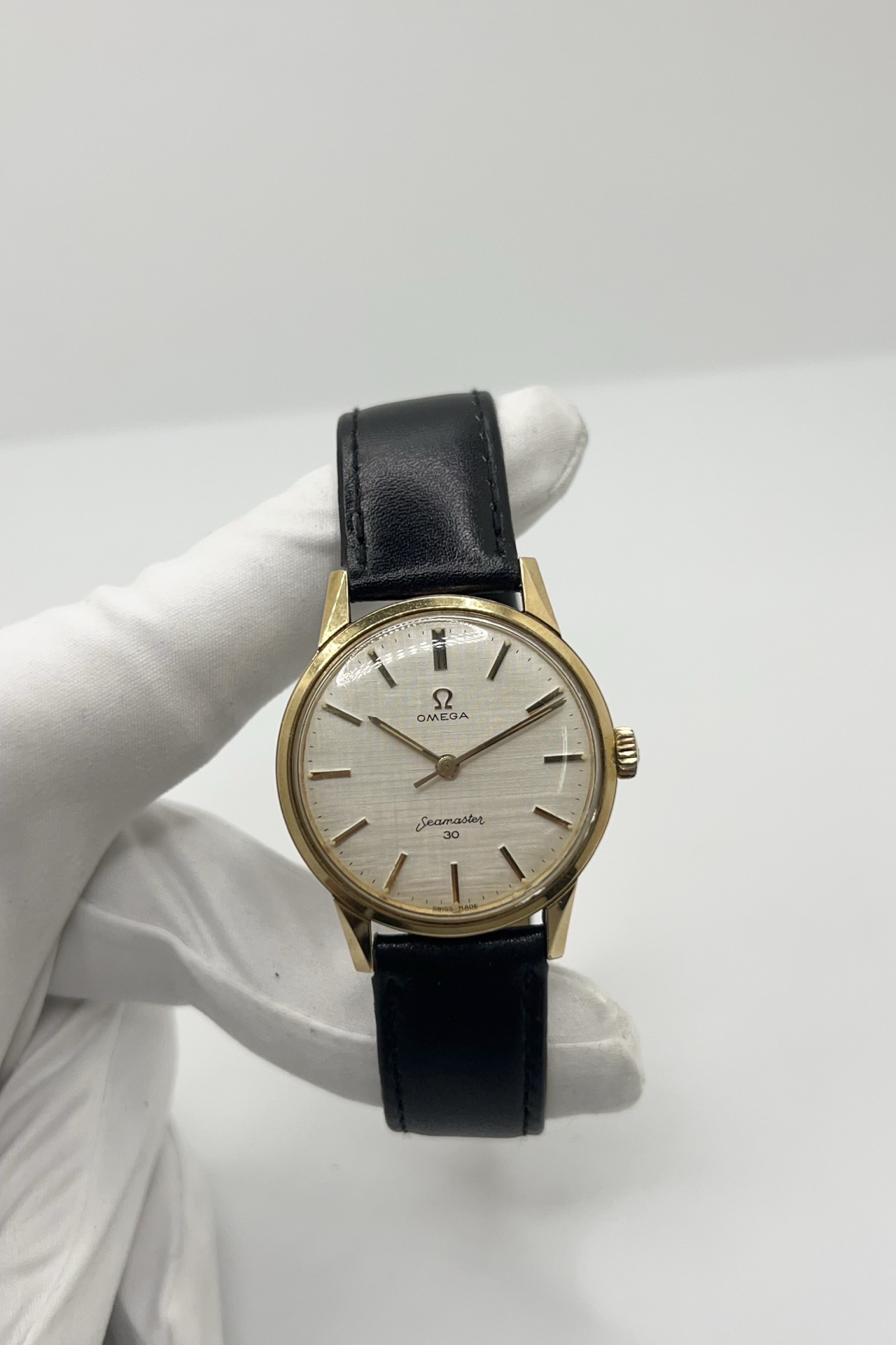 Montre Omega Seamaster 135.003 vintage de 1962 en acier et plaqué or avec cadran lin argenté texturé. Cette Omega Seamaster à remontage manuel est équipée du calibre Omega 286 et d’un boîtier de 35 mm au style élégant et intemporel. Montre homme vintage avec verre plexiglas, bracelet cuir noir et seconde centrale. Omega Seamaster vintage révisée, livrée avec certificat d’authenticité et garantie 1 an.