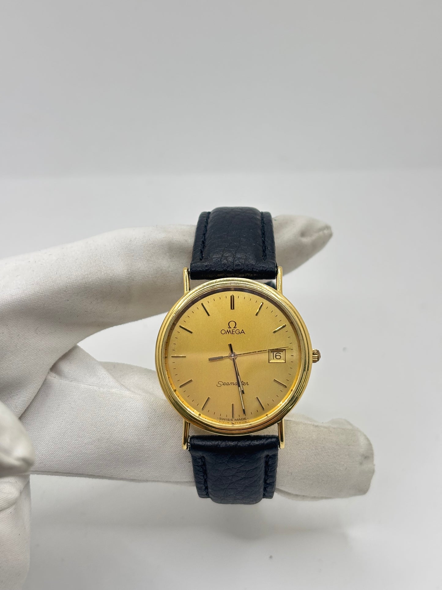 Omega Seamaster référence 196.750 en or jaune 18K, montre vintage de 1986 équipée d'un mouvement quartz précis. Son boîtier de 32,5 mm, son cadran champagne et son bracelet en cuir noir lui confèrent une élégance intemporelle. Révisée, garantie 1 an et livrée avec sa boîte d'origine, cette Omega Seamaster d'occasion en excellent état est idéale pour les collectionneurs et les amateurs de montres de luxe suisses.