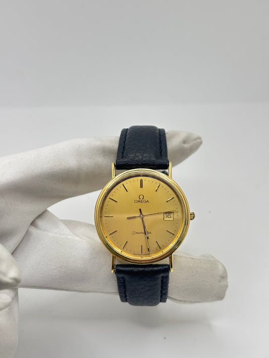 Omega Seamaster référence 196.750 en or jaune 18K, montre vintage de 1986 équipée d'un mouvement quartz précis. Son boîtier de 32,5 mm, son cadran champagne et son bracelet en cuir noir lui confèrent une élégance intemporelle. Révisée, garantie 1 an et livrée avec sa boîte d'origine, cette Omega Seamaster d'occasion en excellent état est idéale pour les collectionneurs et les amateurs de montres de luxe suisses.