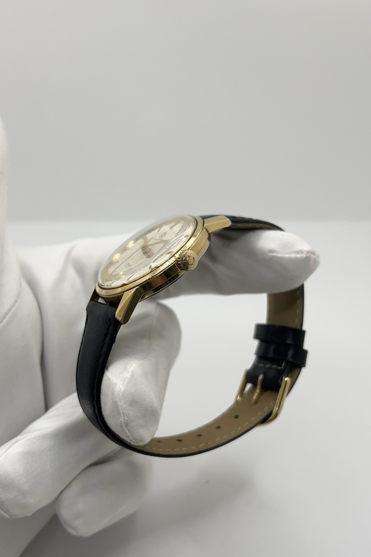 Montre Omega Seamaster 135.003 vintage de 1962 en acier et plaqué or avec cadran lin argenté texturé. Cette Omega Seamaster à remontage manuel est équipée du calibre Omega 286 et d’un boîtier de 35 mm au style élégant et intemporel. Montre homme vintage avec verre plexiglas, bracelet cuir noir et seconde centrale. Omega Seamaster vintage révisée, livrée avec certificat d’authenticité et garantie 1 an.