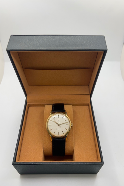 Montre Omega Seamaster 135.003 vintage de 1962 en acier et plaqué or avec cadran lin argenté texturé. Cette Omega Seamaster à remontage manuel est équipée du calibre Omega 286 et d’un boîtier de 35 mm au style élégant et intemporel. Montre homme vintage avec verre plexiglas, bracelet cuir noir et seconde centrale. Omega Seamaster vintage révisée, livrée avec certificat d’authenticité et garantie 1 an.