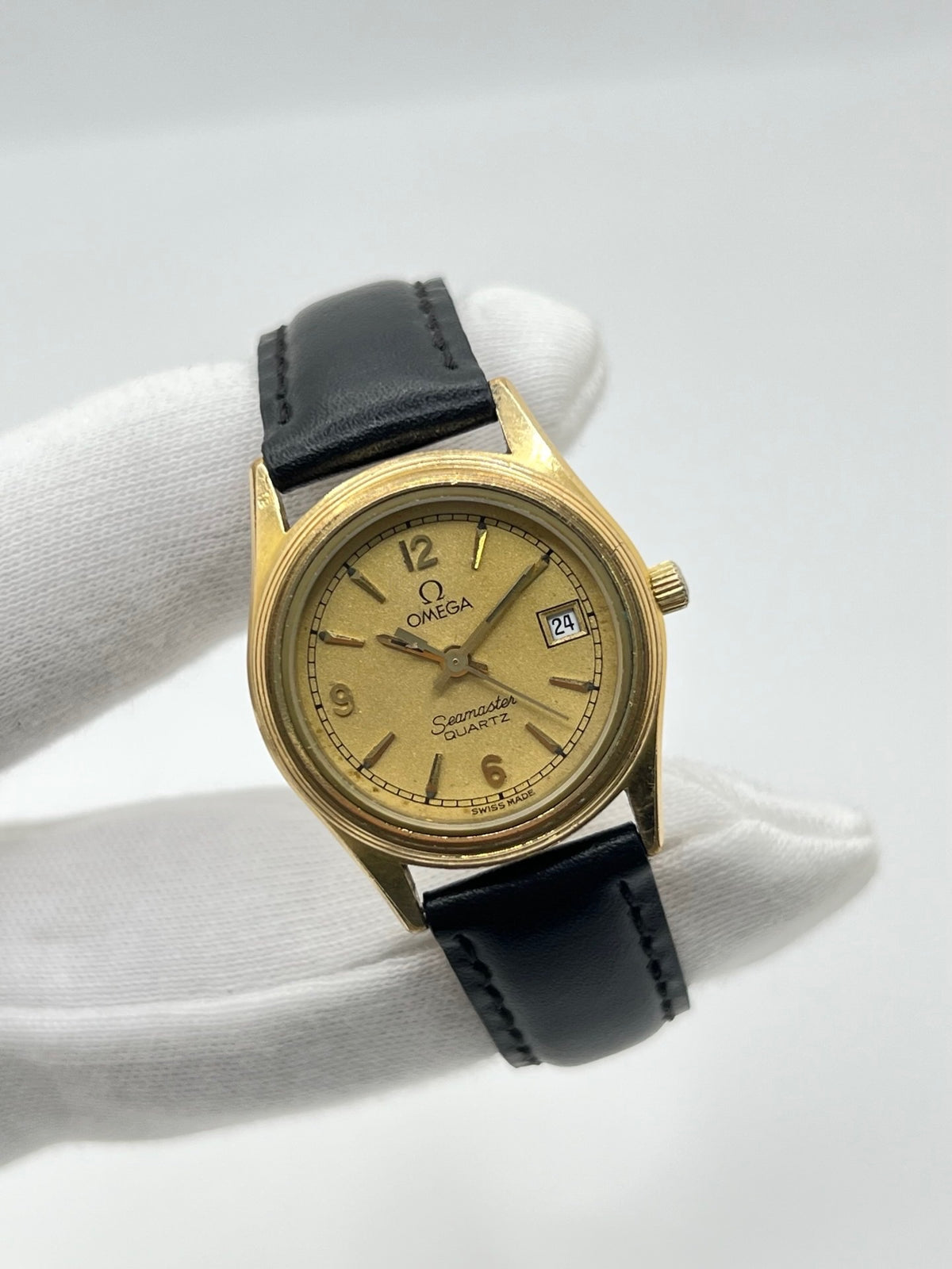 Montre Omega Seamaster 5960035 en très bon état, équipée d’un mouvement quartz et d’un boîtier plaqué or de 25 mm. Son cadran or à chiffres arabes est protégé par un verre saphir. Cette Omega Seamaster possède un bracelet en cuir noir avec boucle ardillon en acier. Destinée aux femmes, cette montre élégante dispose également d’une fonction date et est livrée avec son coffret d’origine. Un modèle intemporel alliant élégance et raffinement.