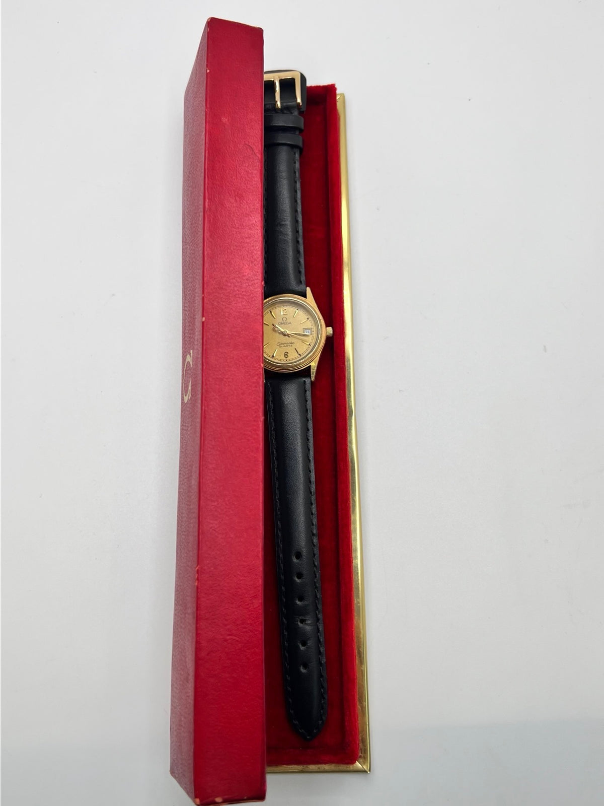 Montre Omega Seamaster 5960035 en très bon état, équipée d’un mouvement quartz et d’un boîtier plaqué or de 25 mm. Son cadran or à chiffres arabes est protégé par un verre saphir. Cette Omega Seamaster possède un bracelet en cuir noir avec boucle ardillon en acier. Destinée aux femmes, cette montre élégante dispose également d’une fonction date et est livrée avec son coffret d’origine. Un modèle intemporel alliant élégance et raffinement.