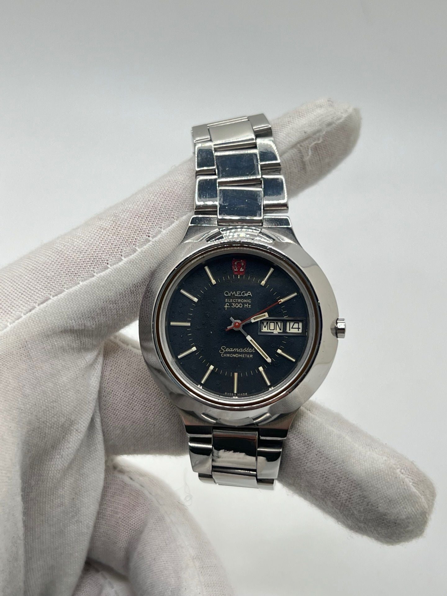Découvrez l’Omega Seamaster Vintage, une montre iconique des années 1970 alliant élégance et fiabilité. Son boîtier en acier, son cadran noir et son mouvement quartz en font un choix idéal pour les collectionneurs et amateurs de montres rétro.