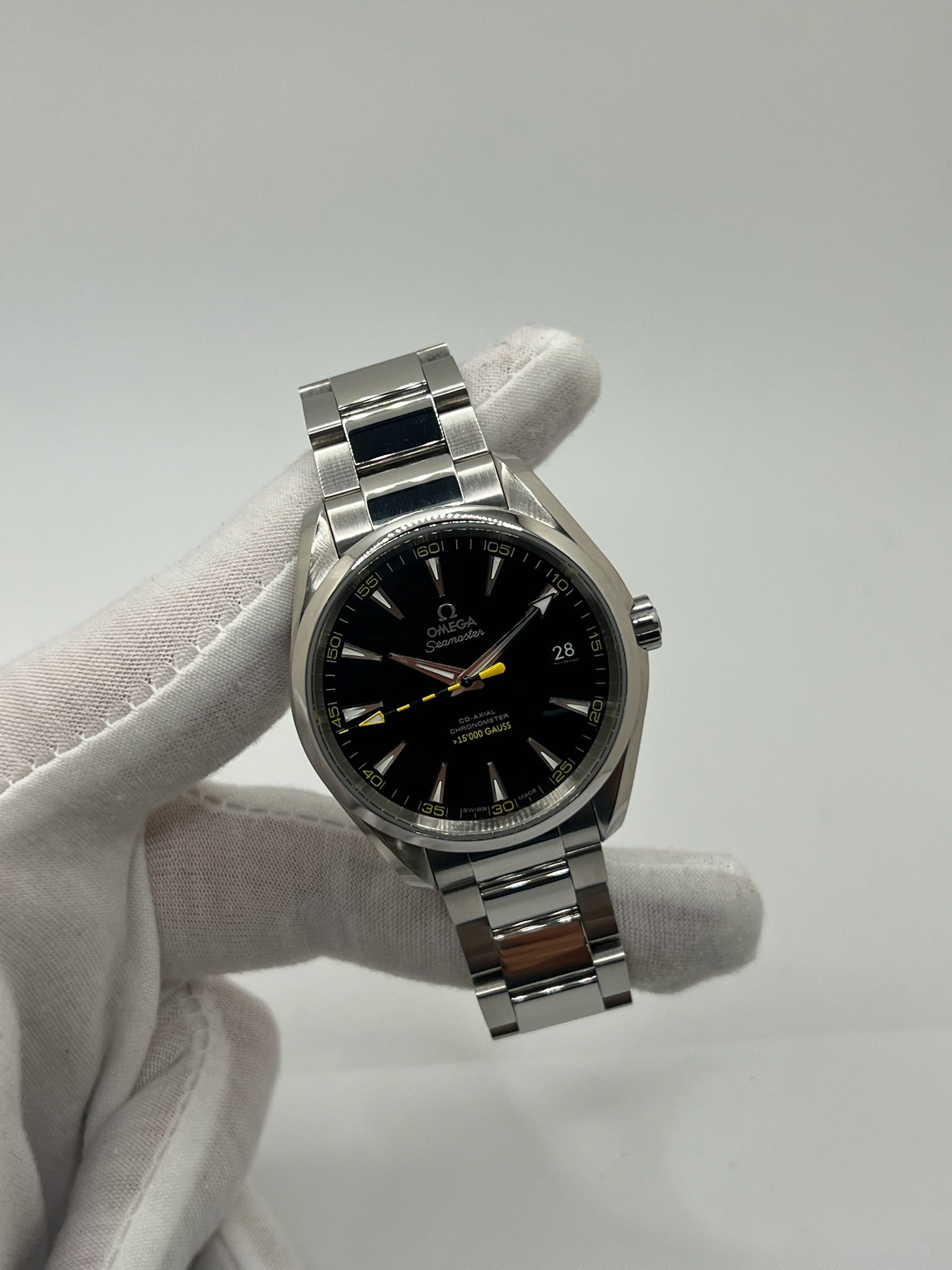 Omega Seamaster Aqua Terra 41,5 mm en acier inoxydable avec cadran noir épuré et index appliqués. Équipée du mouvement automatique calibre 8508 offrant 60 heures de réserve de marche et fonction date. Boîtier étanche 15 ATM, verre saphir résistant aux rayures et bracelet acier avec boucle déployante. Montre au style élégant et sportif, idéale au quotidien comme en tenue habillée. Modèle emblématique apprécié pour sa fiabilité et sa précision chronométrique.