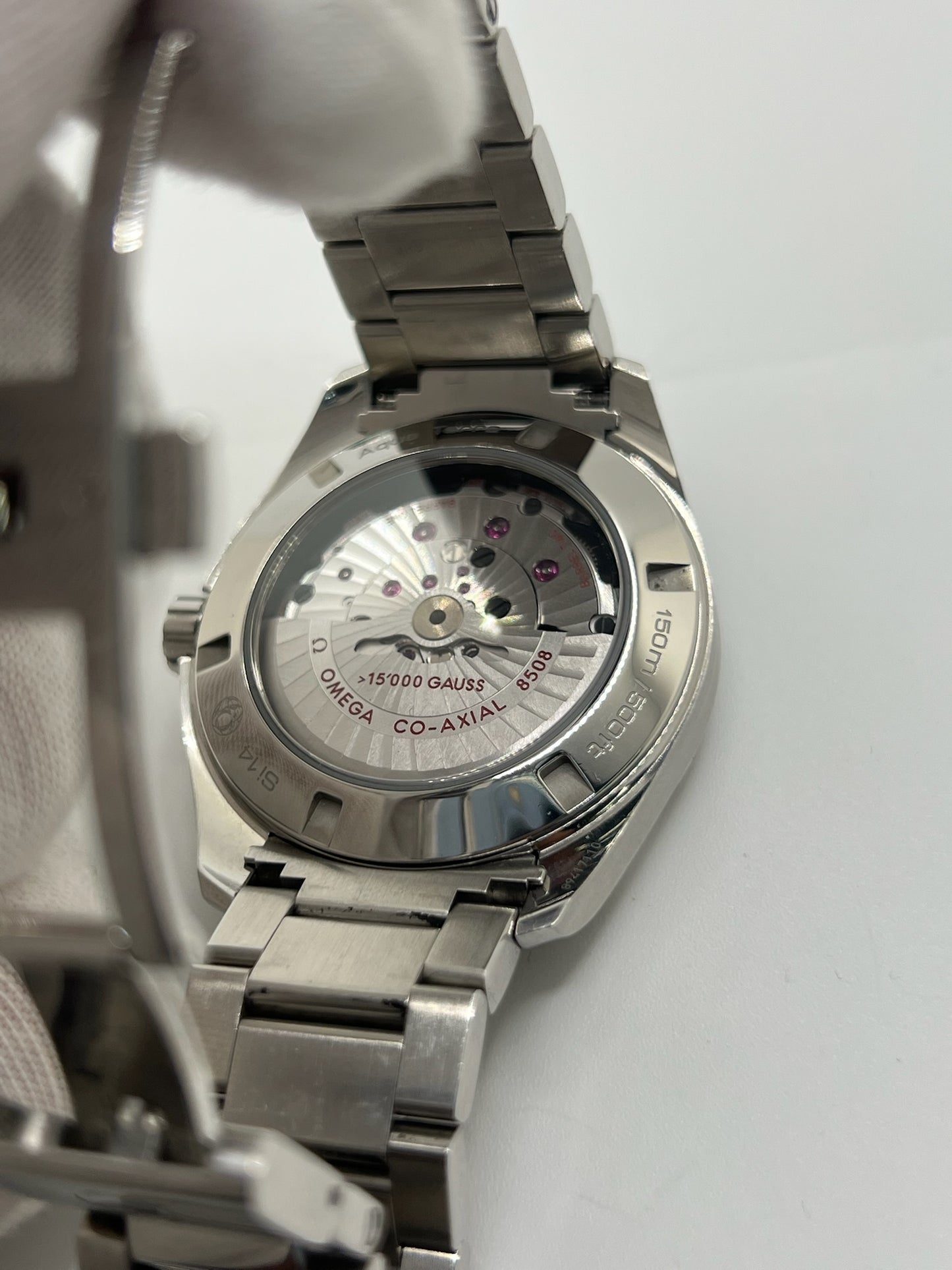 Omega Seamaster Aqua Terra 41,5 mm en acier inoxydable avec cadran noir épuré et index appliqués. Équipée du mouvement automatique calibre 8508 offrant 60 heures de réserve de marche et fonction date. Boîtier étanche 15 ATM, verre saphir résistant aux rayures et bracelet acier avec boucle déployante. Montre au style élégant et sportif, idéale au quotidien comme en tenue habillée. Modèle emblématique apprécié pour sa fiabilité et sa précision chronométrique.