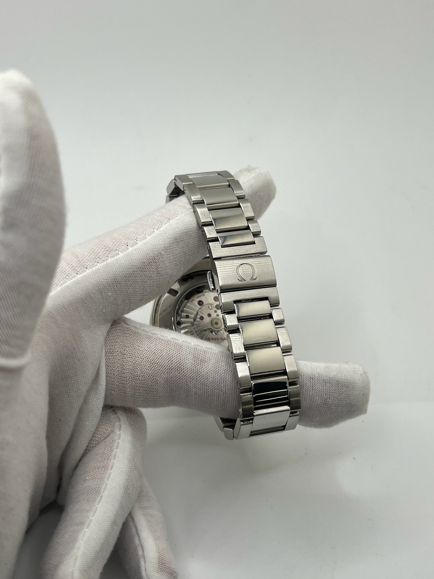 Omega Seamaster Aqua Terra 41,5 mm en acier inoxydable avec cadran noir épuré et index appliqués. Équipée du mouvement automatique calibre 8508 offrant 60 heures de réserve de marche et fonction date. Boîtier étanche 15 ATM, verre saphir résistant aux rayures et bracelet acier avec boucle déployante. Montre au style élégant et sportif, idéale au quotidien comme en tenue habillée. Modèle emblématique apprécié pour sa fiabilité et sa précision chronométrique.