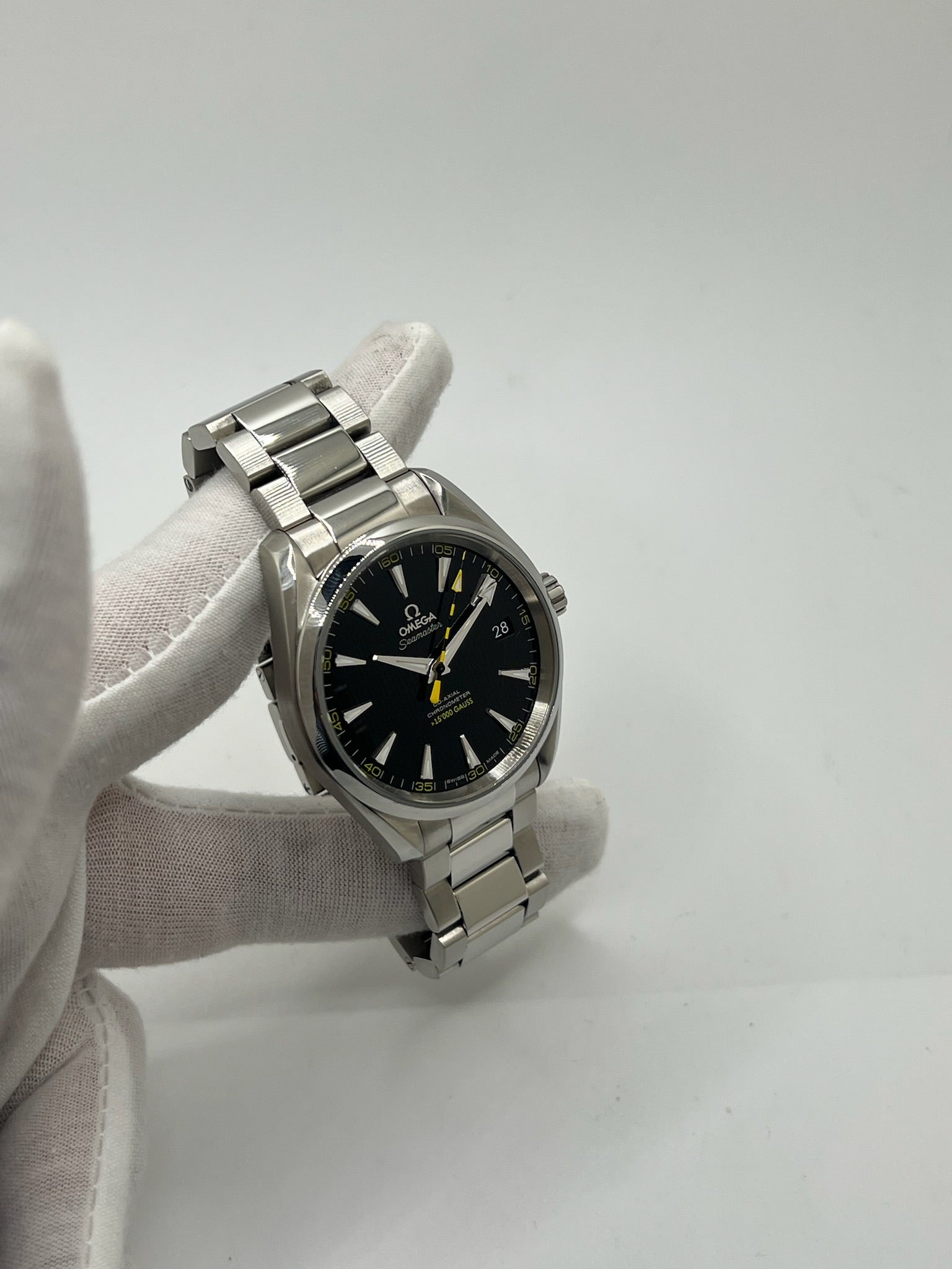 Omega Seamaster Aqua Terra 41,5 mm en acier inoxydable avec cadran noir épuré et index appliqués. Équipée du mouvement automatique calibre 8508 offrant 60 heures de réserve de marche et fonction date. Boîtier étanche 15 ATM, verre saphir résistant aux rayures et bracelet acier avec boucle déployante. Montre au style élégant et sportif, idéale au quotidien comme en tenue habillée. Modèle emblématique apprécié pour sa fiabilité et sa précision chronométrique.
