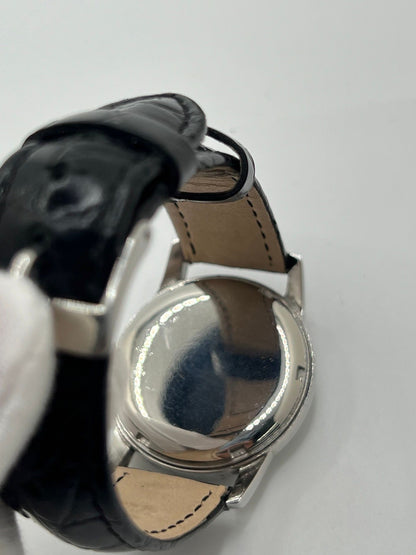 Plongez dans l’univers de l’horlogerie d’exception avec l’Omega Seamaster Automatic, une montre emblématique alliant élégance et performance. Dotée d’un mouvement automatique de haute précision, elle incarne le savoir-faire légendaire d’Omega. Conçue pour les amateurs de montres de luxe et de plongée, elle séduit par son design intemporel et sa robustesse. Un garde-temps idéal pour accompagner toutes vos aventures.