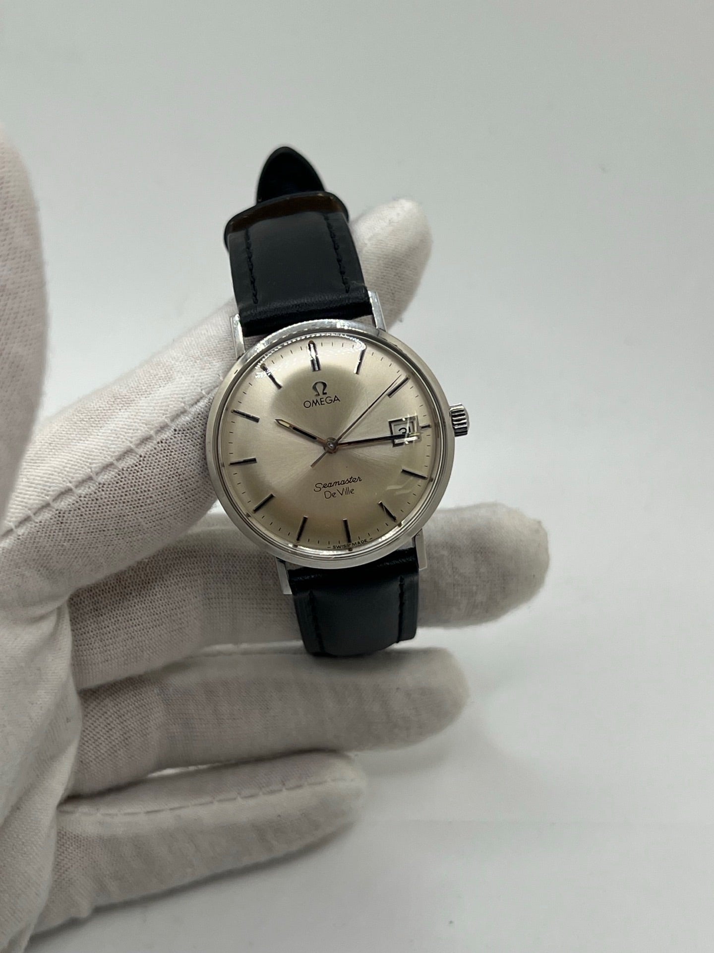 Montre Omega Seamaster DeVille vintage des années 60, à remontage manuel avec calibre 611. Boîtier en acier de 34 mm, cadran argent et bracelet en cuir. Ce modèle emblématique allie élégance et précision horlogère. Parfaite pour les amateurs de montres anciennes, cette Seamaster DeVille incarne le savoir-faire intemporel d’Omega.