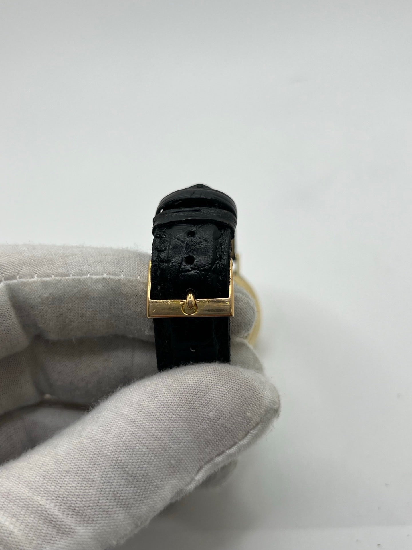 Montre Omega Seamaster DeVille vintage de 1961 en or jaune 14 carats, équipée d’un mouvement automatique calibre 560. Boîtier rond de 34 mm avec verre plexiglas, cadran champagne à index bâtons et date. Bracelet en cuir de crocodile noir avec boucle en or. Montre homme élégante et intemporelle, en bon état avec traces d’usure, récemment révisée, idéale pour collection ou usage quotidien.