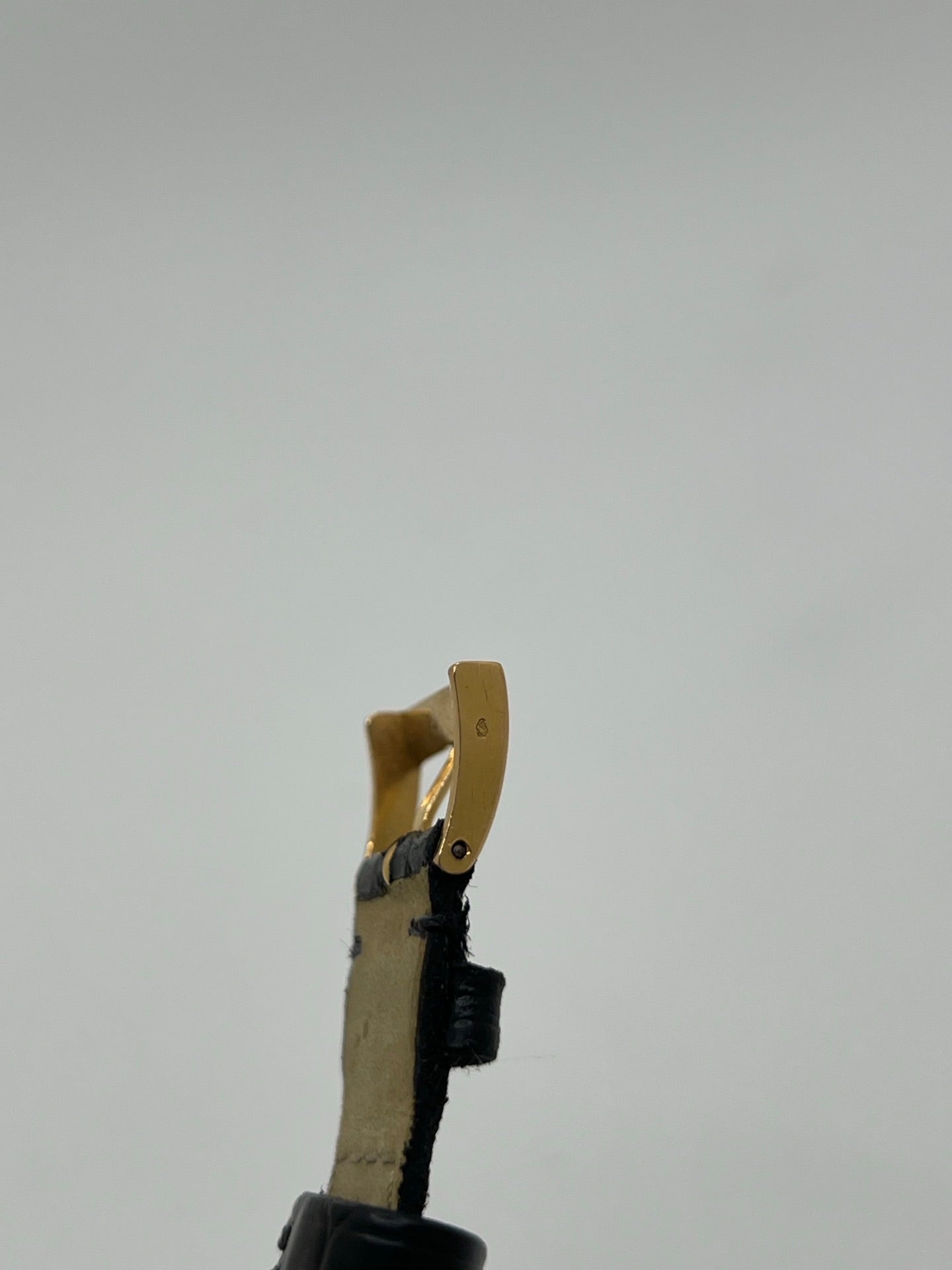 Montre Omega Seamaster DeVille vintage de 1961 en or jaune 14 carats, équipée d’un mouvement automatique calibre 560. Boîtier rond de 34 mm avec verre plexiglas, cadran champagne à index bâtons et date. Bracelet en cuir de crocodile noir avec boucle en or. Montre homme élégante et intemporelle, en bon état avec traces d’usure, récemment révisée, idéale pour collection ou usage quotidien.