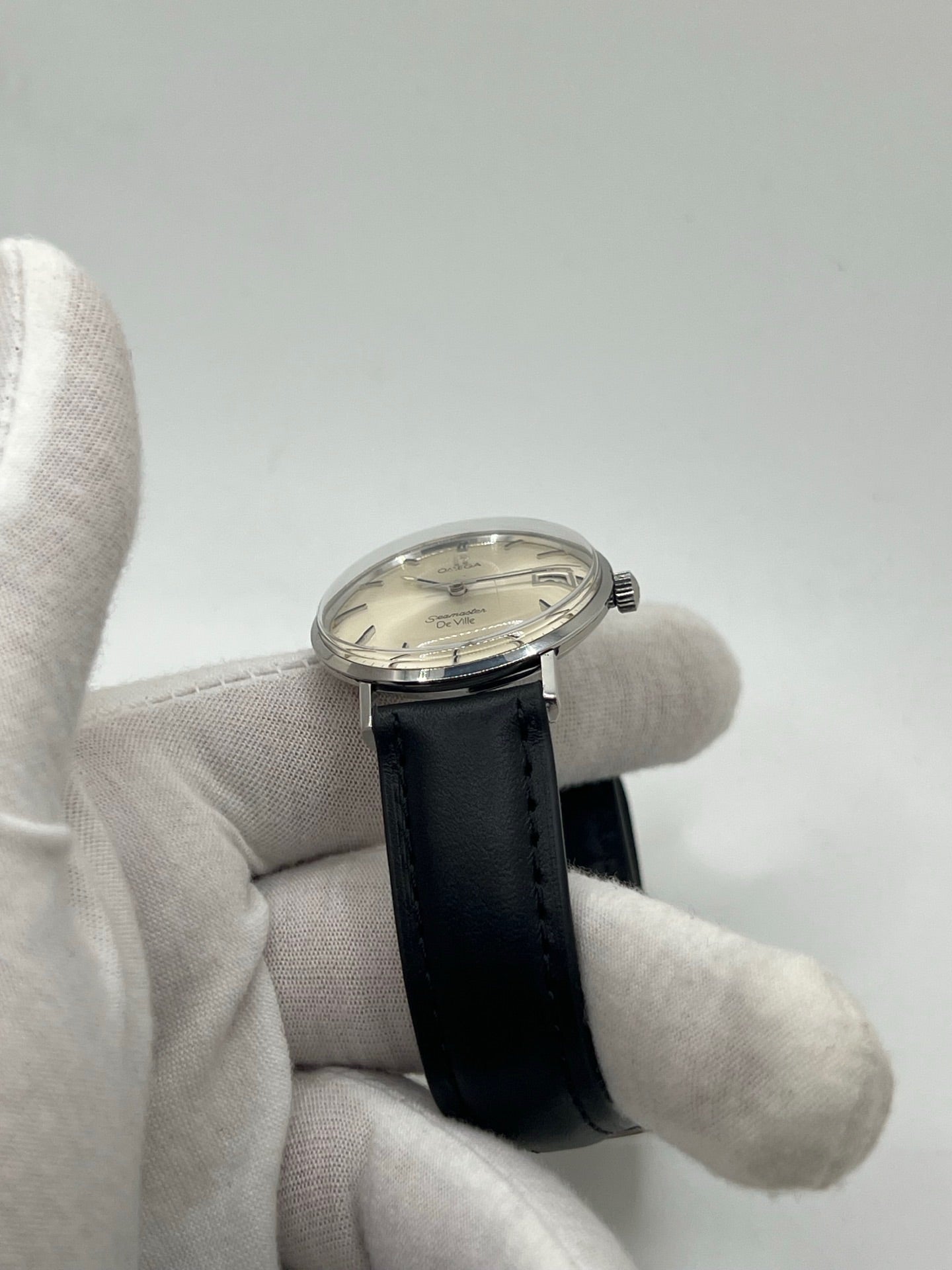 Montre Omega Seamaster DeVille vintage des années 60, à remontage manuel avec calibre 611. Boîtier en acier de 34 mm, cadran argent et bracelet en cuir. Ce modèle emblématique allie élégance et précision horlogère. Parfaite pour les amateurs de montres anciennes, cette Seamaster DeVille incarne le savoir-faire intemporel d’Omega.
