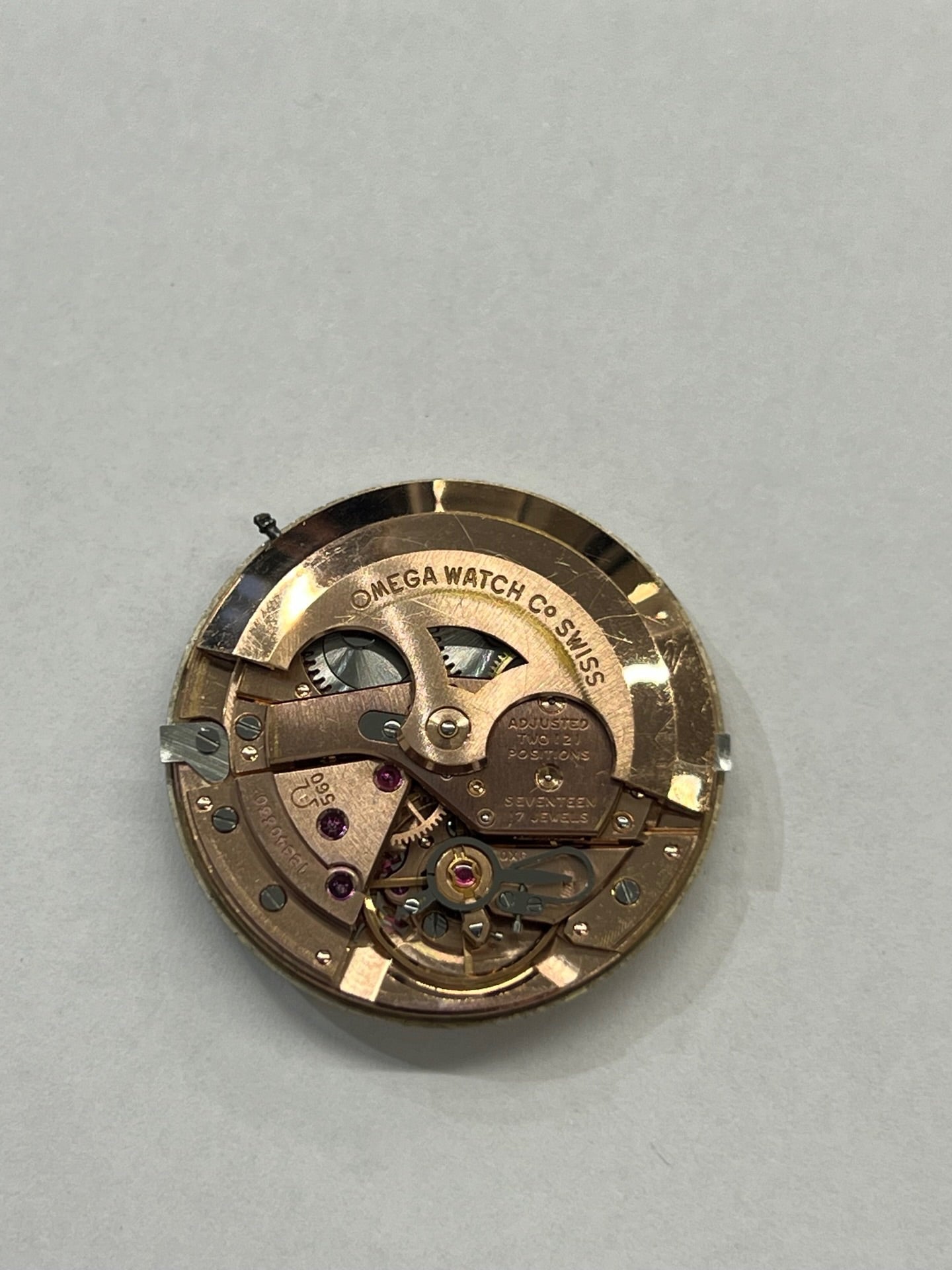 Montre Omega Seamaster DeVille vintage de 1961 en or jaune 14 carats, équipée d’un mouvement automatique calibre 560. Boîtier rond de 34 mm avec verre plexiglas, cadran champagne à index bâtons et date. Bracelet en cuir de crocodile noir avec boucle en or. Montre homme élégante et intemporelle, en bon état avec traces d’usure, récemment révisée, idéale pour collection ou usage quotidien.