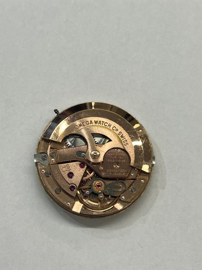 Montre Omega Seamaster DeVille vintage de 1961 en or jaune 14 carats, équipée d’un mouvement automatique calibre 560. Boîtier rond de 34 mm avec verre plexiglas, cadran champagne à index bâtons et date. Bracelet en cuir de crocodile noir avec boucle en or. Montre homme élégante et intemporelle, en bon état avec traces d’usure, récemment révisée, idéale pour collection ou usage quotidien.