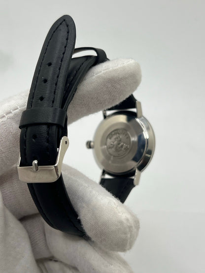 Montre Omega Seamaster DeVille vintage des années 60, à remontage manuel avec calibre 611. Boîtier en acier de 34 mm, cadran argent et bracelet en cuir. Ce modèle emblématique allie élégance et précision horlogère. Parfaite pour les amateurs de montres anciennes, cette Seamaster DeVille incarne le savoir-faire intemporel d’Omega.
