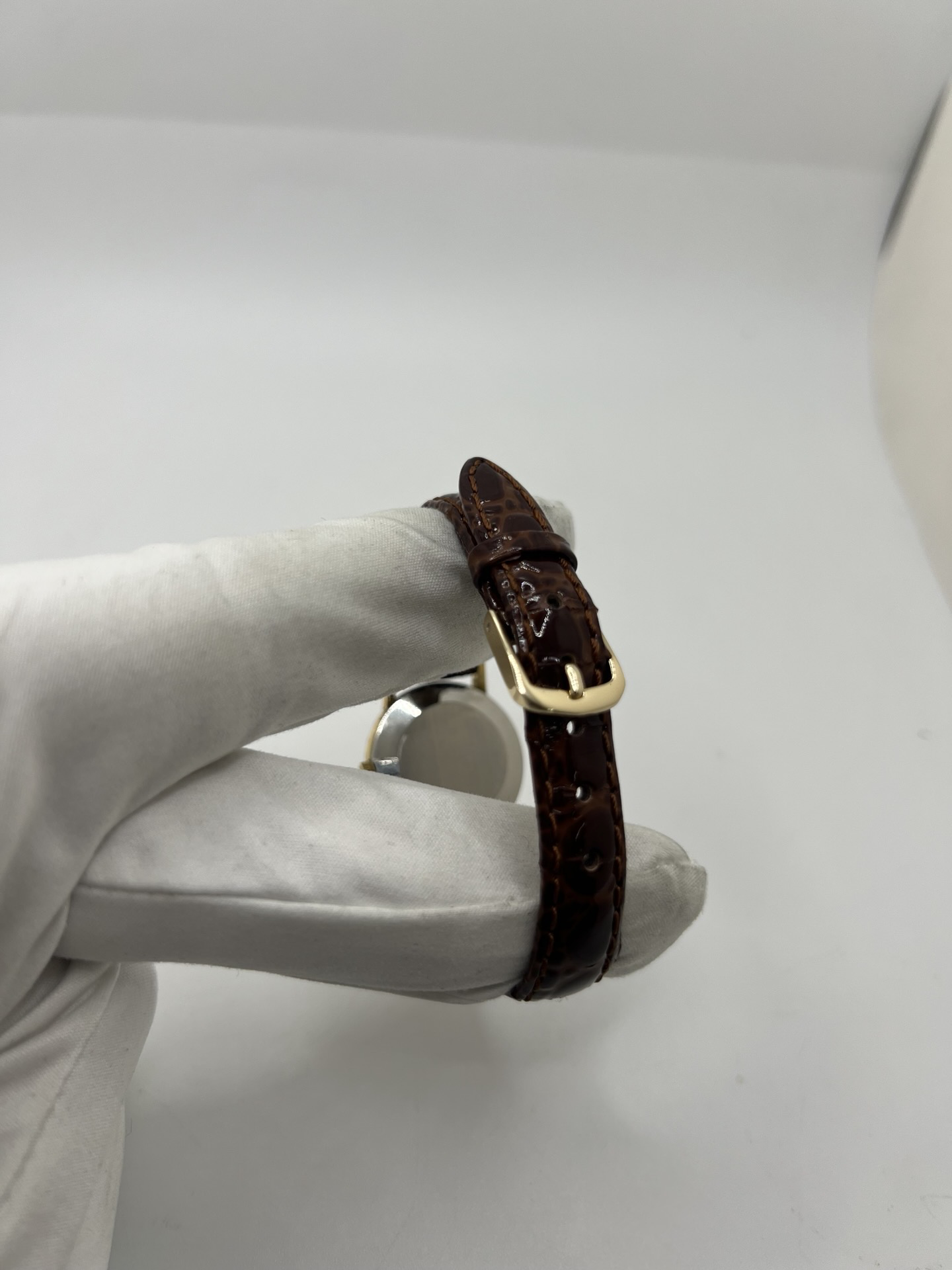 Montre Omega De Ville 511.0392 vintage de 1973 en acier plaqué or avec cadran doré et bracelet cuir brun. Cette Omega Seamaster De Ville mécanique de 24 mm est équipée du calibre Omega 625 à remontage manuel, apprécié pour son charme horloger authentique. Élégante et raffinée, cette Omega vintage femme séduit par son style intemporel inspiré des années 70. Montre révisée avec boucle Omega d’origine, boîte Omega et certificat d’authenticité.