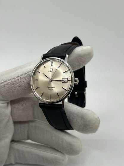 Montre Omega Seamaster DeVille vintage des années 60, à remontage manuel avec calibre 611. Boîtier en acier de 34 mm, cadran argent et bracelet en cuir. Ce modèle emblématique allie élégance et précision horlogère. Parfaite pour les amateurs de montres anciennes, cette Seamaster DeVille incarne le savoir-faire intemporel d’Omega.