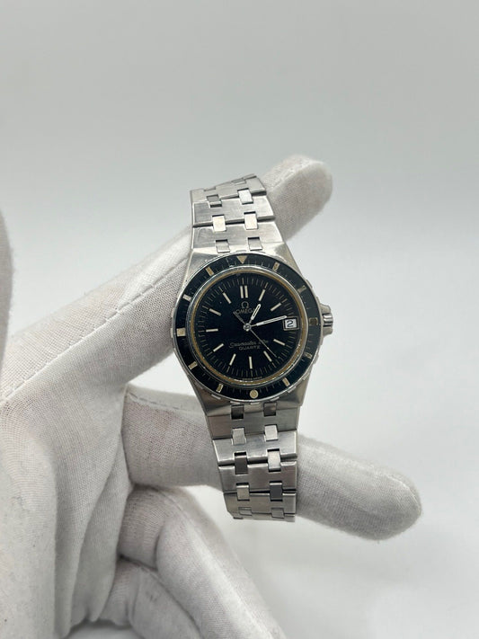 Montre de plongée vintage Omega Seamaster Jacques Mayol 120 référence 396.0900 en acier, équipée d’un mouvement quartz calibre 1337. Modèle de collection rare avec cadran noir, boîtier de 37 mm et bracelet acier. Montre iconique des années 1980, appréciée des amateurs de montres de plongée pour son style classique et son histoire liée à l’apnéiste Jacques Mayol.
