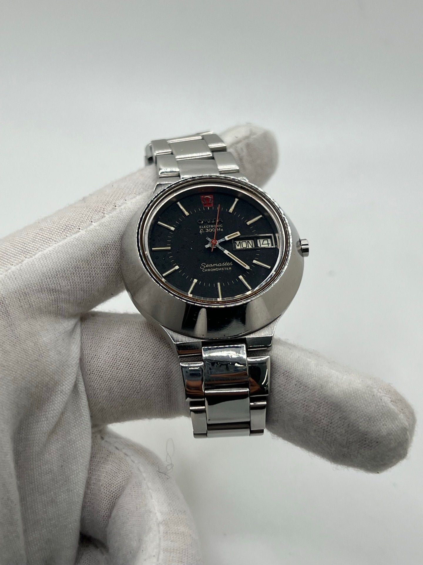 Découvrez l’Omega Seamaster Vintage, une montre iconique des années 1970 alliant élégance et fiabilité. Son boîtier en acier, son cadran noir et son mouvement quartz en font un choix idéal pour les collectionneurs et amateurs de montres rétro.