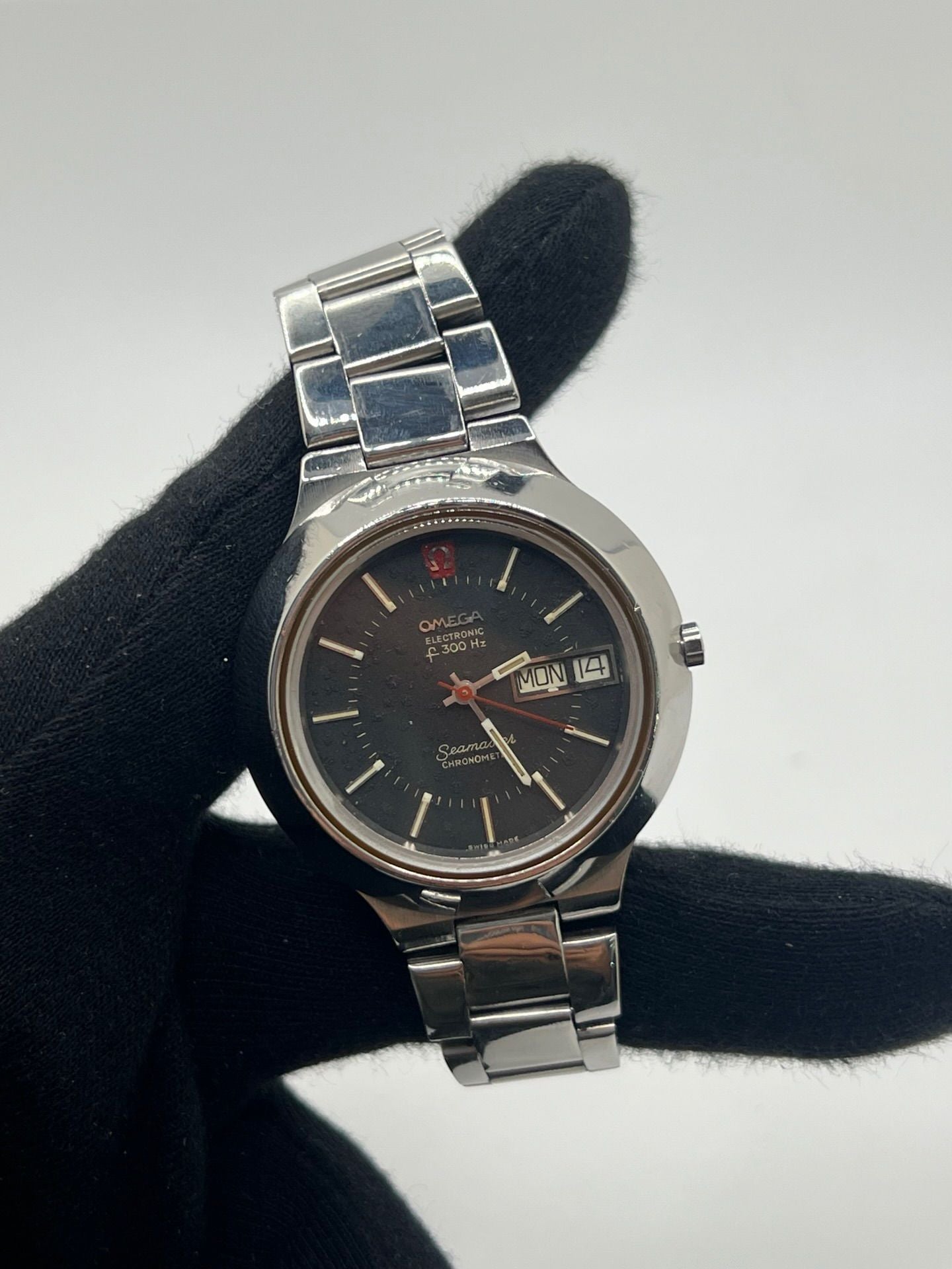 Découvrez l’Omega Seamaster Vintage, une montre iconique des années 1970 alliant élégance et fiabilité. Son boîtier en acier, son cadran noir et son mouvement quartz en font un choix idéal pour les collectionneurs et amateurs de montres rétro.