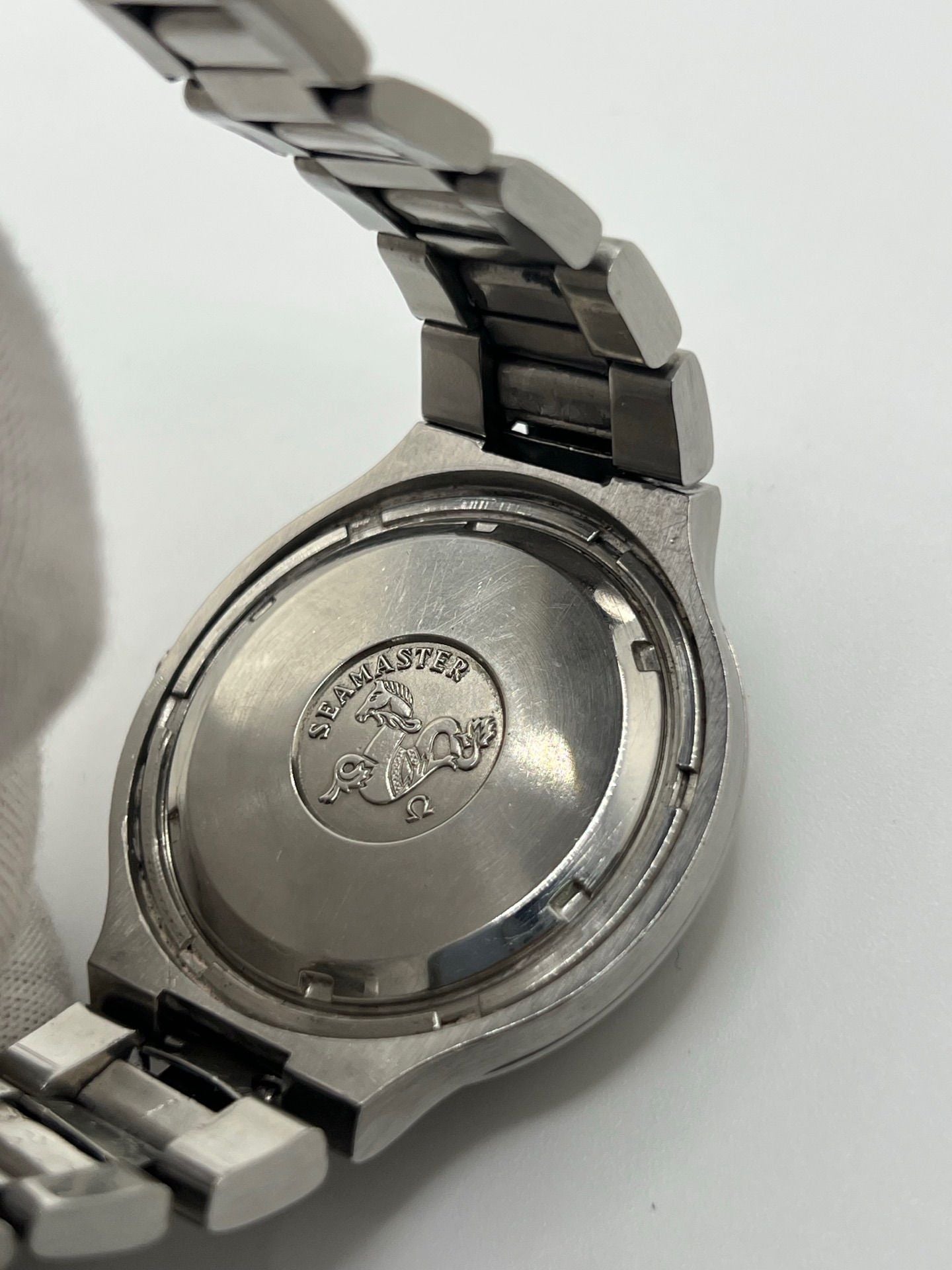 Découvrez l’Omega Seamaster Vintage, une montre iconique des années 1970 alliant élégance et fiabilité. Son boîtier en acier, son cadran noir et son mouvement quartz en font un choix idéal pour les collectionneurs et amateurs de montres rétro.