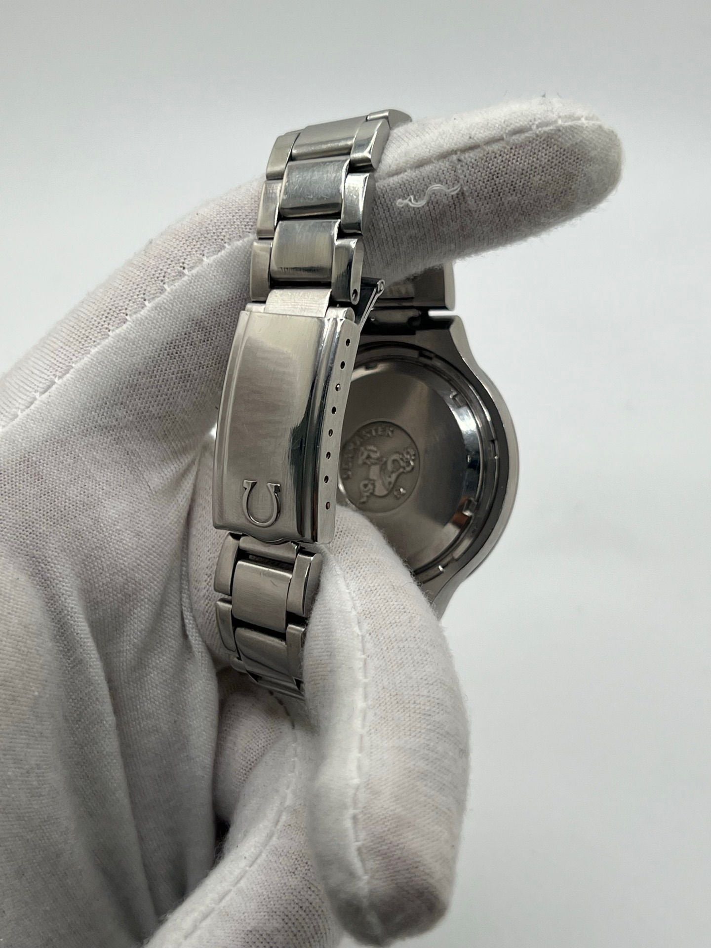 Découvrez l’Omega Seamaster Vintage, une montre iconique des années 1970 alliant élégance et fiabilité. Son boîtier en acier, son cadran noir et son mouvement quartz en font un choix idéal pour les collectionneurs et amateurs de montres rétro.