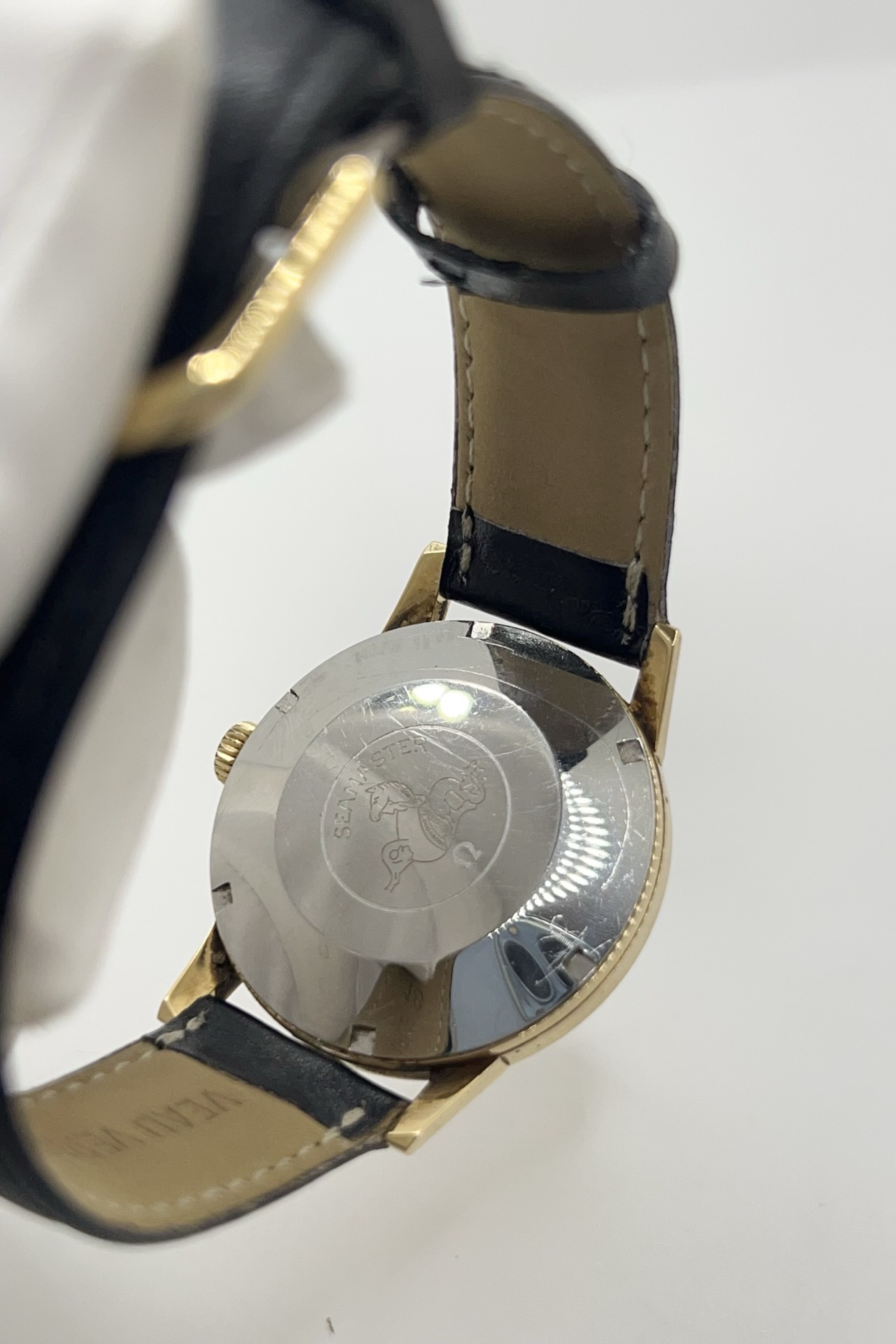 Montre Omega Seamaster 135.003 vintage de 1962 en acier et plaqué or avec cadran lin argenté texturé. Cette Omega Seamaster à remontage manuel est équipée du calibre Omega 286 et d’un boîtier de 35 mm au style élégant et intemporel. Montre homme vintage avec verre plexiglas, bracelet cuir noir et seconde centrale. Omega Seamaster vintage révisée, livrée avec certificat d’authenticité et garantie 1 an.