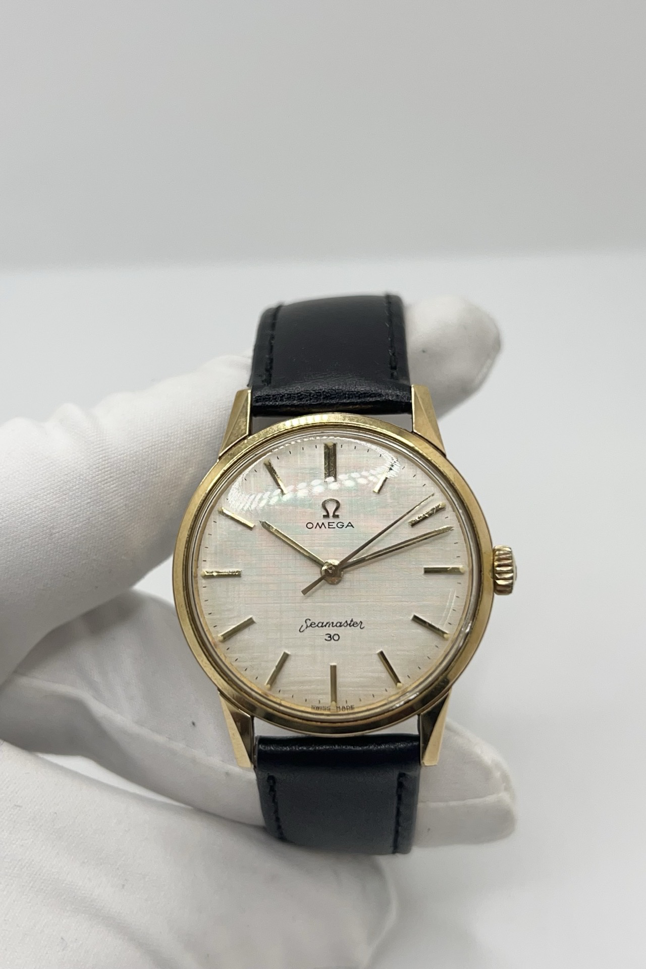 Montre Omega Seamaster 135.003 vintage de 1962 en acier et plaqué or avec cadran lin argenté texturé. Cette Omega Seamaster à remontage manuel est équipée du calibre Omega 286 et d’un boîtier de 35 mm au style élégant et intemporel. Montre homme vintage avec verre plexiglas, bracelet cuir noir et seconde centrale. Omega Seamaster vintage révisée, livrée avec certificat d’authenticité et garantie 1 an.