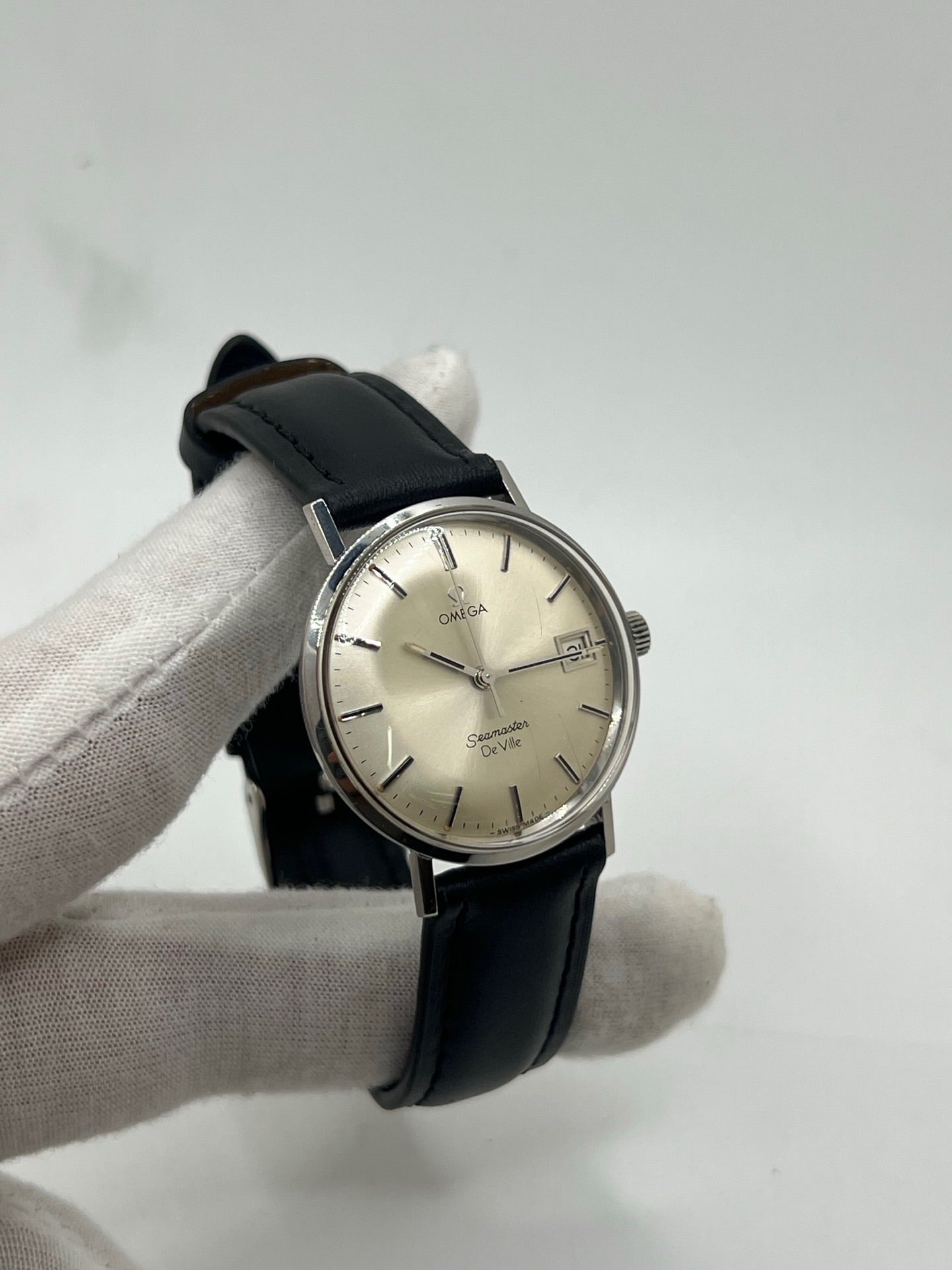 Montre Omega Seamaster DeVille vintage des années 60, à remontage manuel avec calibre 611. Boîtier en acier de 34 mm, cadran argent et bracelet en cuir. Ce modèle emblématique allie élégance et précision horlogère. Parfaite pour les amateurs de montres anciennes, cette Seamaster DeVille incarne le savoir-faire intemporel d’Omega.