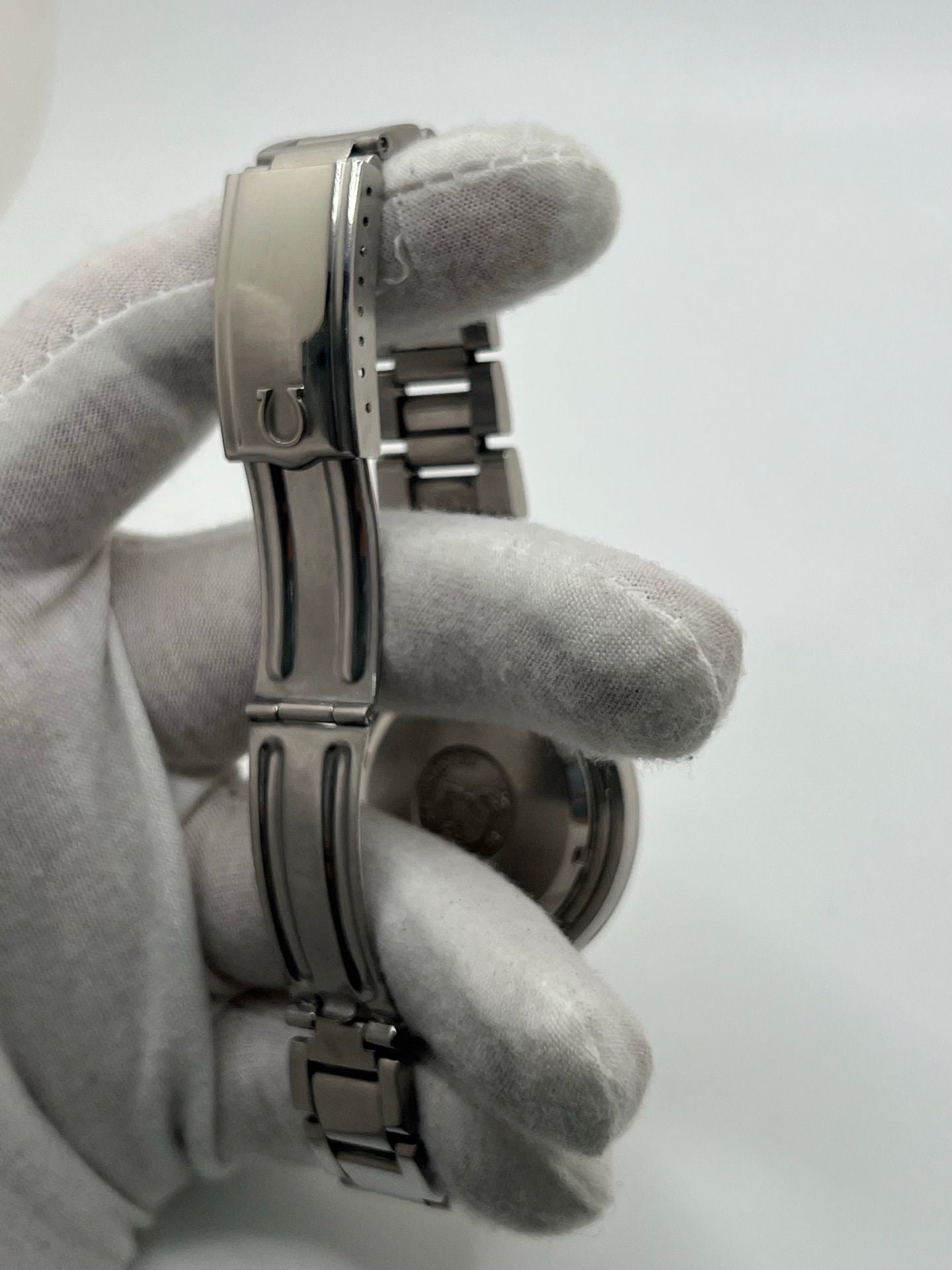 Découvrez l’Omega Seamaster Vintage, une montre iconique des années 1970 alliant élégance et fiabilité. Son boîtier en acier, son cadran noir et son mouvement quartz en font un choix idéal pour les collectionneurs et amateurs de montres rétro.