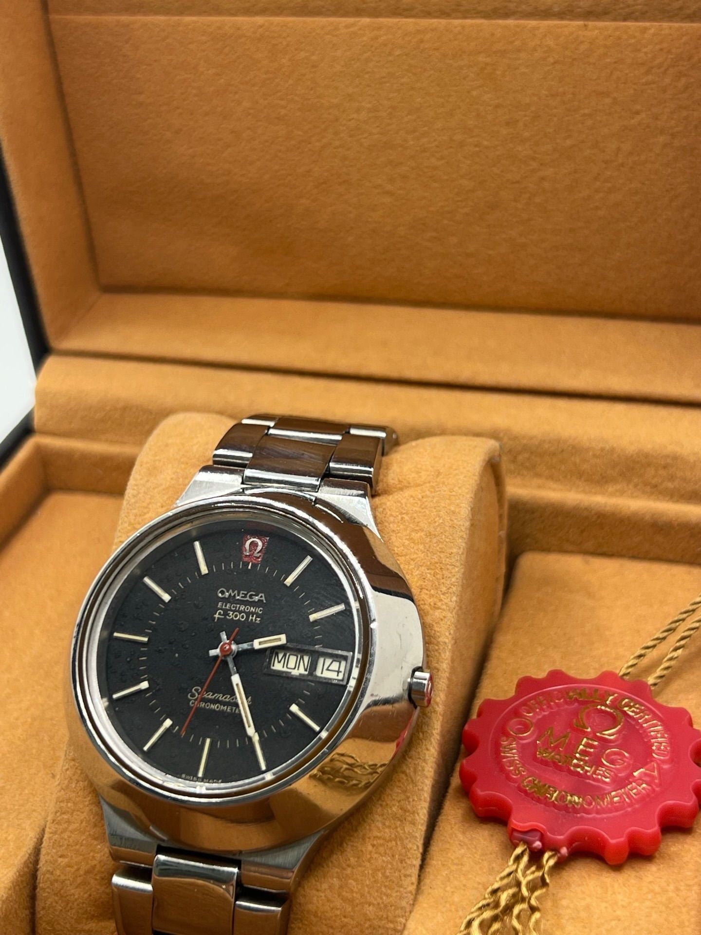 Découvrez l’Omega Seamaster Vintage, une montre iconique des années 1970 alliant élégance et fiabilité. Son boîtier en acier, son cadran noir et son mouvement quartz en font un choix idéal pour les collectionneurs et amateurs de montres rétro.