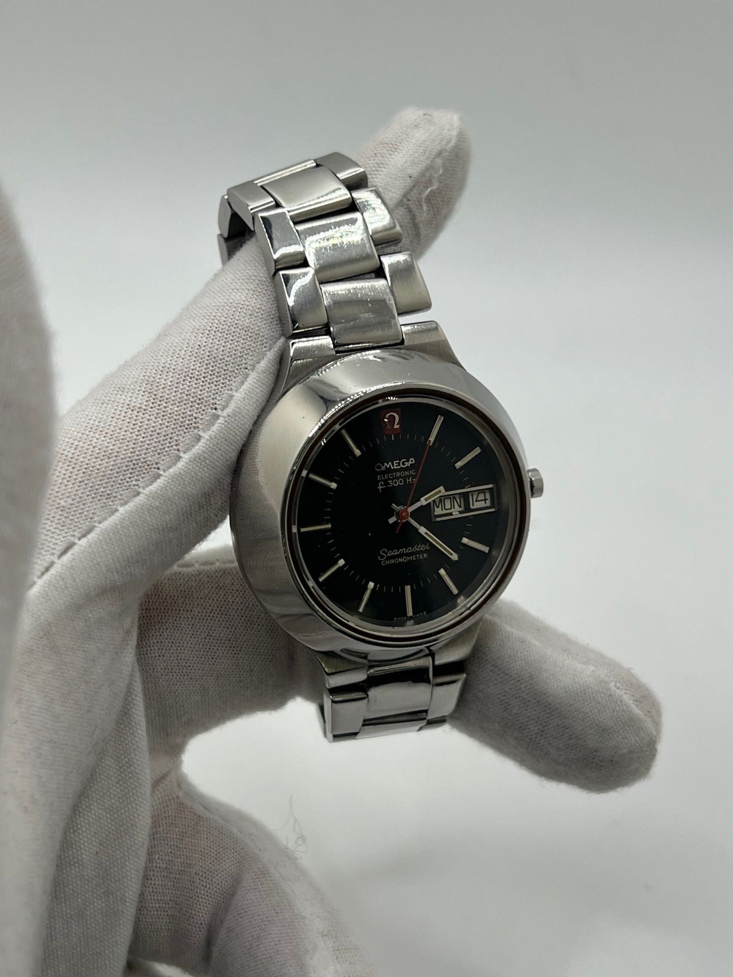 Découvrez l’Omega Seamaster Vintage, une montre iconique des années 1970 alliant élégance et fiabilité. Son boîtier en acier, son cadran noir et son mouvement quartz en font un choix idéal pour les collectionneurs et amateurs de montres rétro.