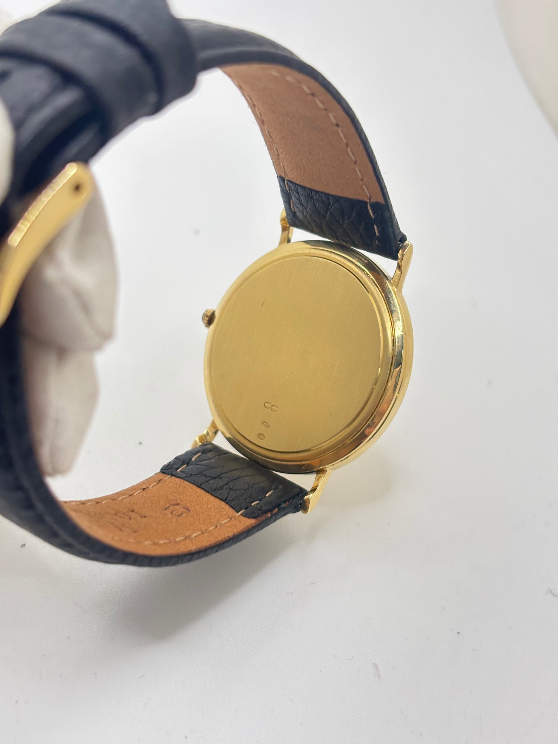 Omega Seamaster référence 196.750 en or jaune 18K, montre vintage de 1986 équipée d'un mouvement quartz précis. Son boîtier de 32,5 mm, son cadran champagne et son bracelet en cuir noir lui confèrent une élégance intemporelle. Révisée, garantie 1 an et livrée avec sa boîte d'origine, cette Omega Seamaster d'occasion en excellent état est idéale pour les collectionneurs et les amateurs de montres de luxe suisses.