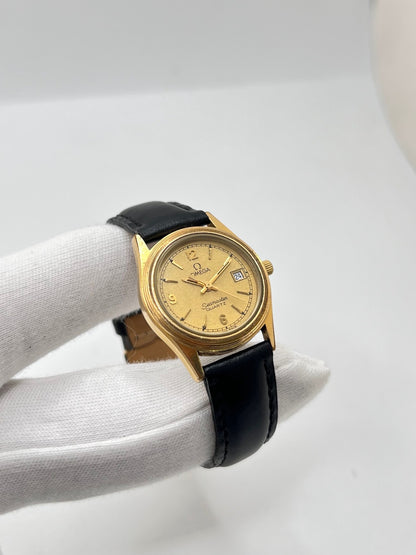 Montre Omega Seamaster 5960035 en très bon état, équipée d’un mouvement quartz et d’un boîtier plaqué or de 25 mm. Son cadran or à chiffres arabes est protégé par un verre saphir. Cette Omega Seamaster possède un bracelet en cuir noir avec boucle ardillon en acier. Destinée aux femmes, cette montre élégante dispose également d’une fonction date et est livrée avec son coffret d’origine. Un modèle intemporel alliant élégance et raffinement.