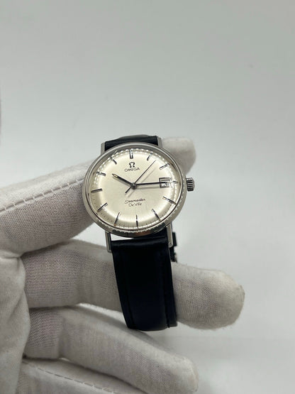 Montre Omega Seamaster DeVille vintage des années 60, à remontage manuel avec calibre 611. Boîtier en acier de 34 mm, cadran argent et bracelet en cuir. Ce modèle emblématique allie élégance et précision horlogère. Parfaite pour les amateurs de montres anciennes, cette Seamaster DeVille incarne le savoir-faire intemporel d’Omega.