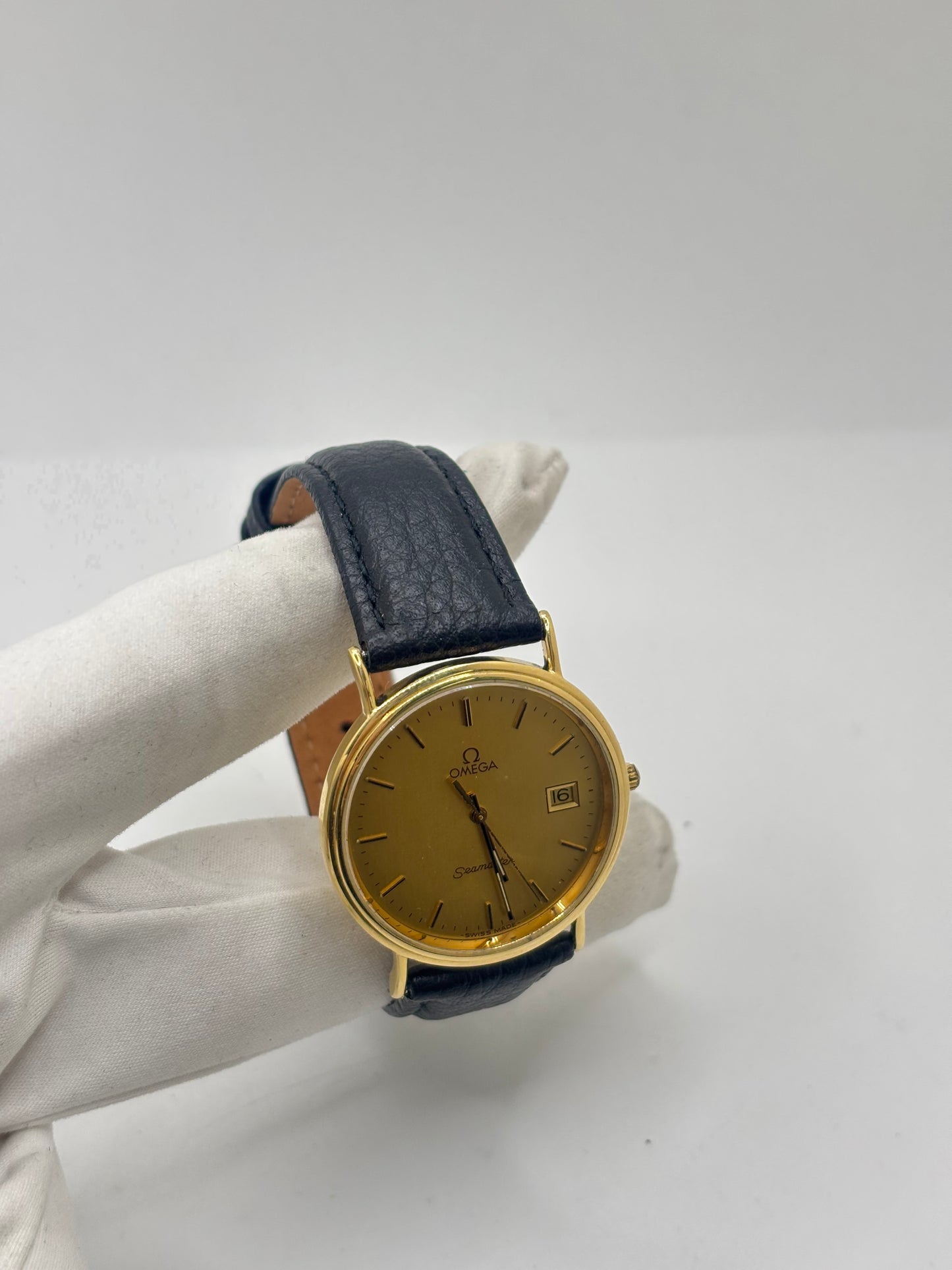 Omega Seamaster référence 196.750 en or jaune 18K, montre vintage de 1986 équipée d'un mouvement quartz précis. Son boîtier de 32,5 mm, son cadran champagne et son bracelet en cuir noir lui confèrent une élégance intemporelle. Révisée, garantie 1 an et livrée avec sa boîte d'origine, cette Omega Seamaster d'occasion en excellent état est idéale pour les collectionneurs et les amateurs de montres de luxe suisses.