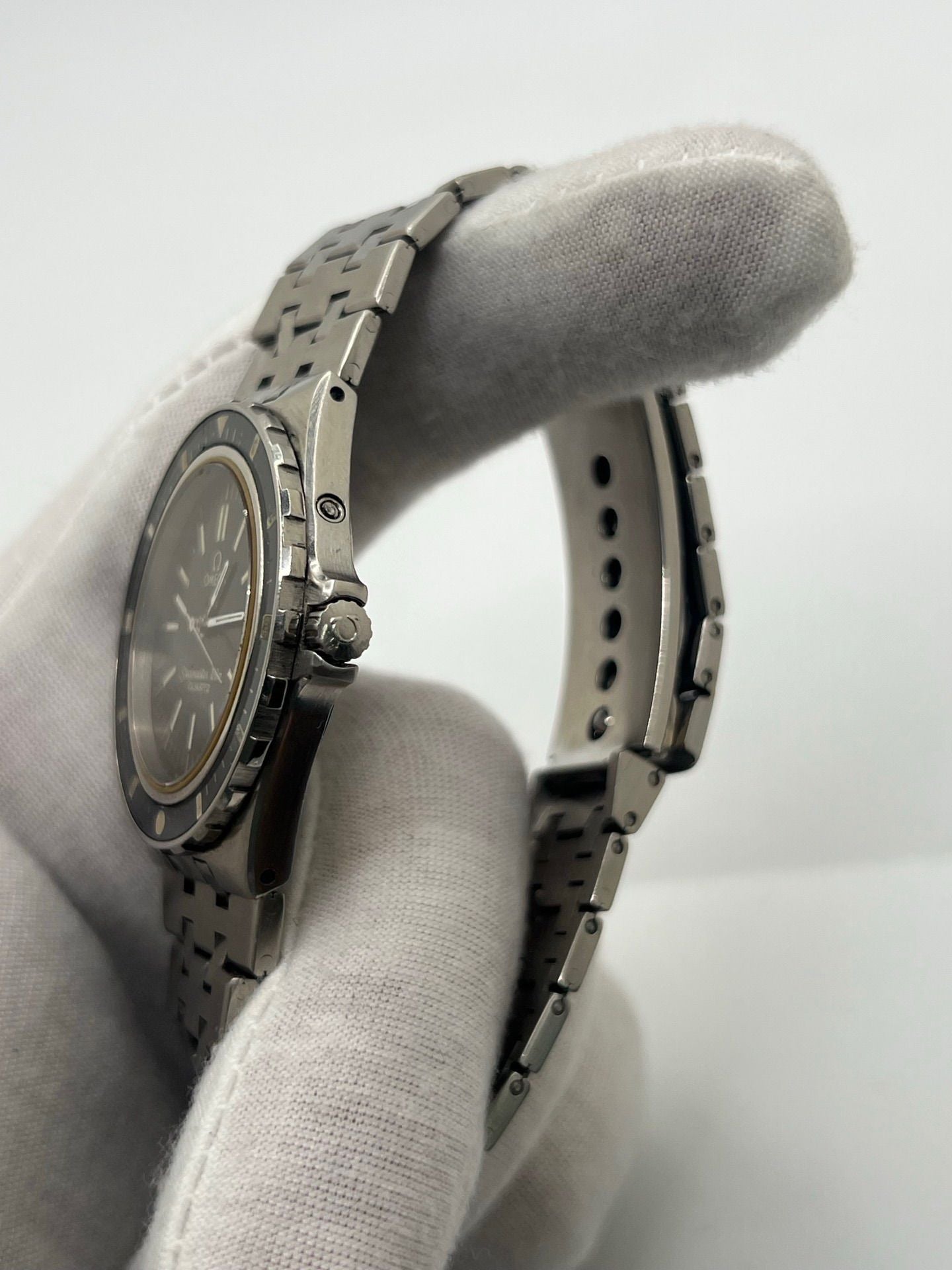 Montre de plongée vintage Omega Seamaster Jacques Mayol 120 référence 396.0900 en acier, équipée d’un mouvement quartz calibre 1337. Modèle de collection rare avec cadran noir, boîtier de 37 mm et bracelet acier. Montre iconique des années 1980, appréciée des amateurs de montres de plongée pour son style classique et son histoire liée à l’apnéiste Jacques Mayol.