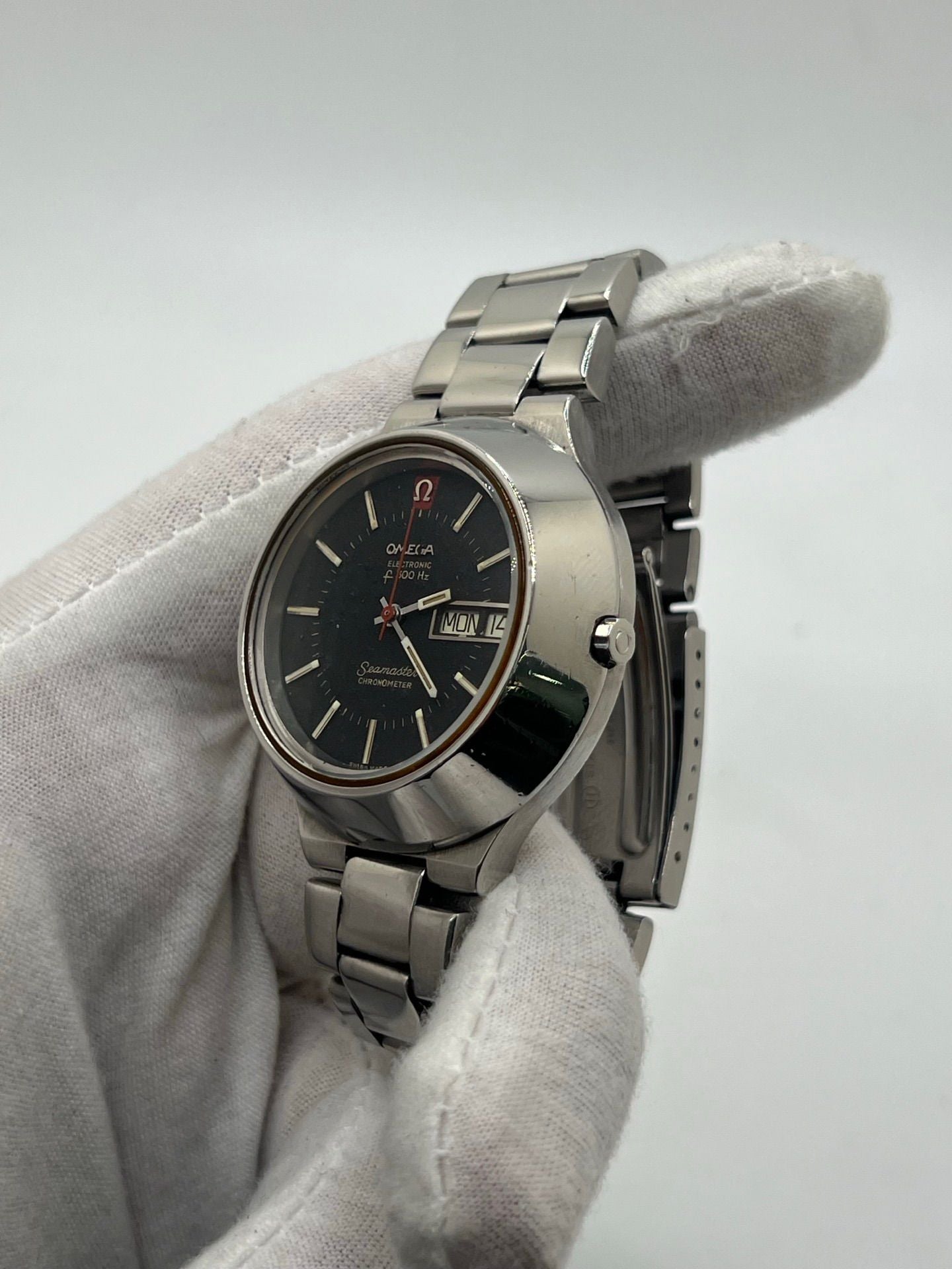 Découvrez l’Omega Seamaster Vintage, une montre iconique des années 1970 alliant élégance et fiabilité. Son boîtier en acier, son cadran noir et son mouvement quartz en font un choix idéal pour les collectionneurs et amateurs de montres rétro.