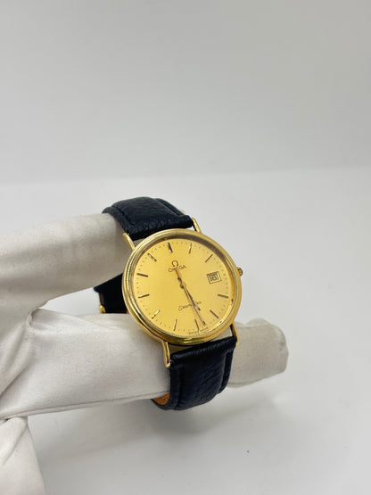 Omega Seamaster référence 196.750 en or jaune 18K, montre vintage de 1986 équipée d'un mouvement quartz précis. Son boîtier de 32,5 mm, son cadran champagne et son bracelet en cuir noir lui confèrent une élégance intemporelle. Révisée, garantie 1 an et livrée avec sa boîte d'origine, cette Omega Seamaster d'occasion en excellent état est idéale pour les collectionneurs et les amateurs de montres de luxe suisses.