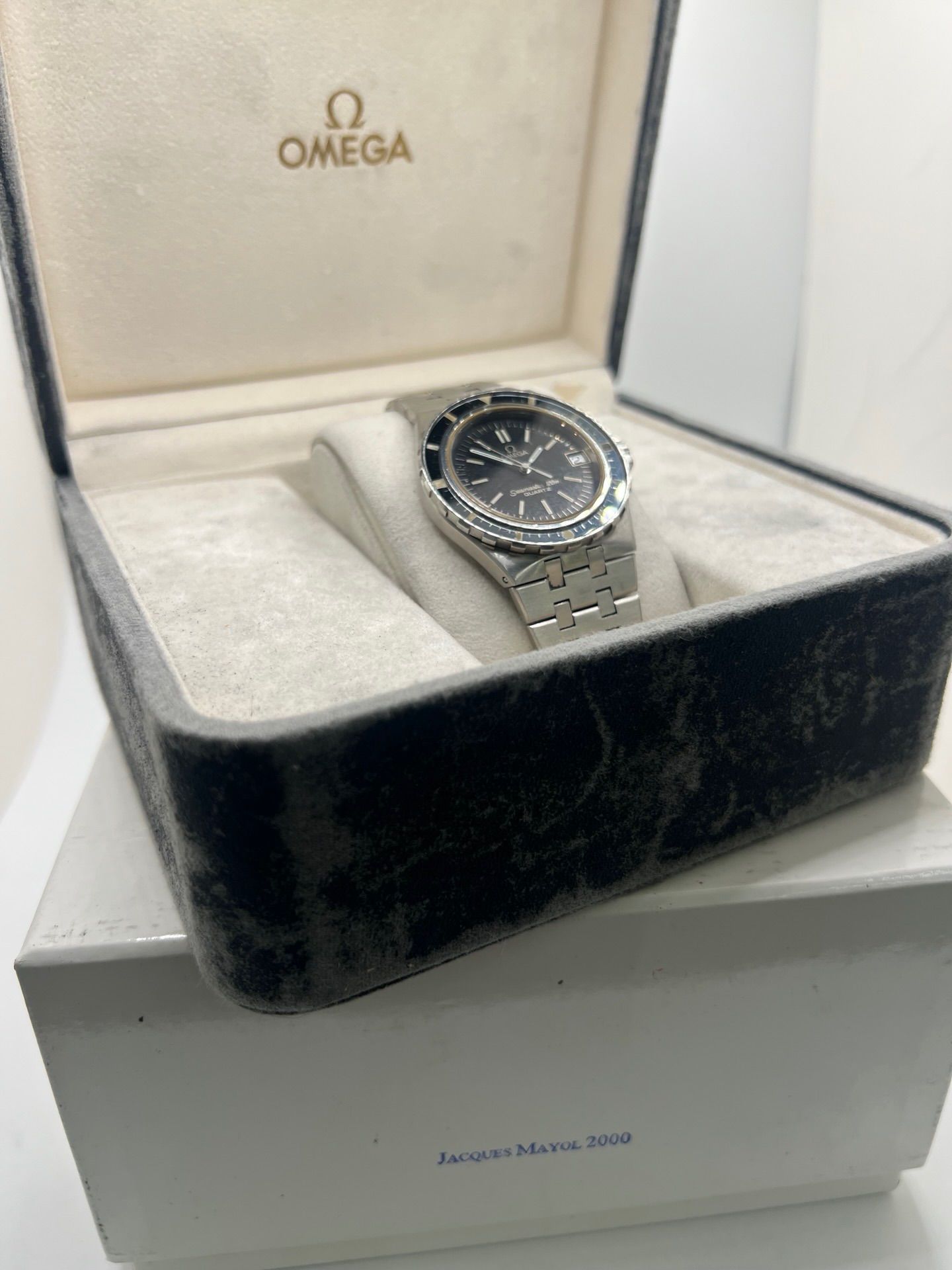 Montre de plongée vintage Omega Seamaster Jacques Mayol 120 référence 396.0900 en acier, équipée d’un mouvement quartz calibre 1337. Modèle de collection rare avec cadran noir, boîtier de 37 mm et bracelet acier. Montre iconique des années 1980, appréciée des amateurs de montres de plongée pour son style classique et son histoire liée à l’apnéiste Jacques Mayol.