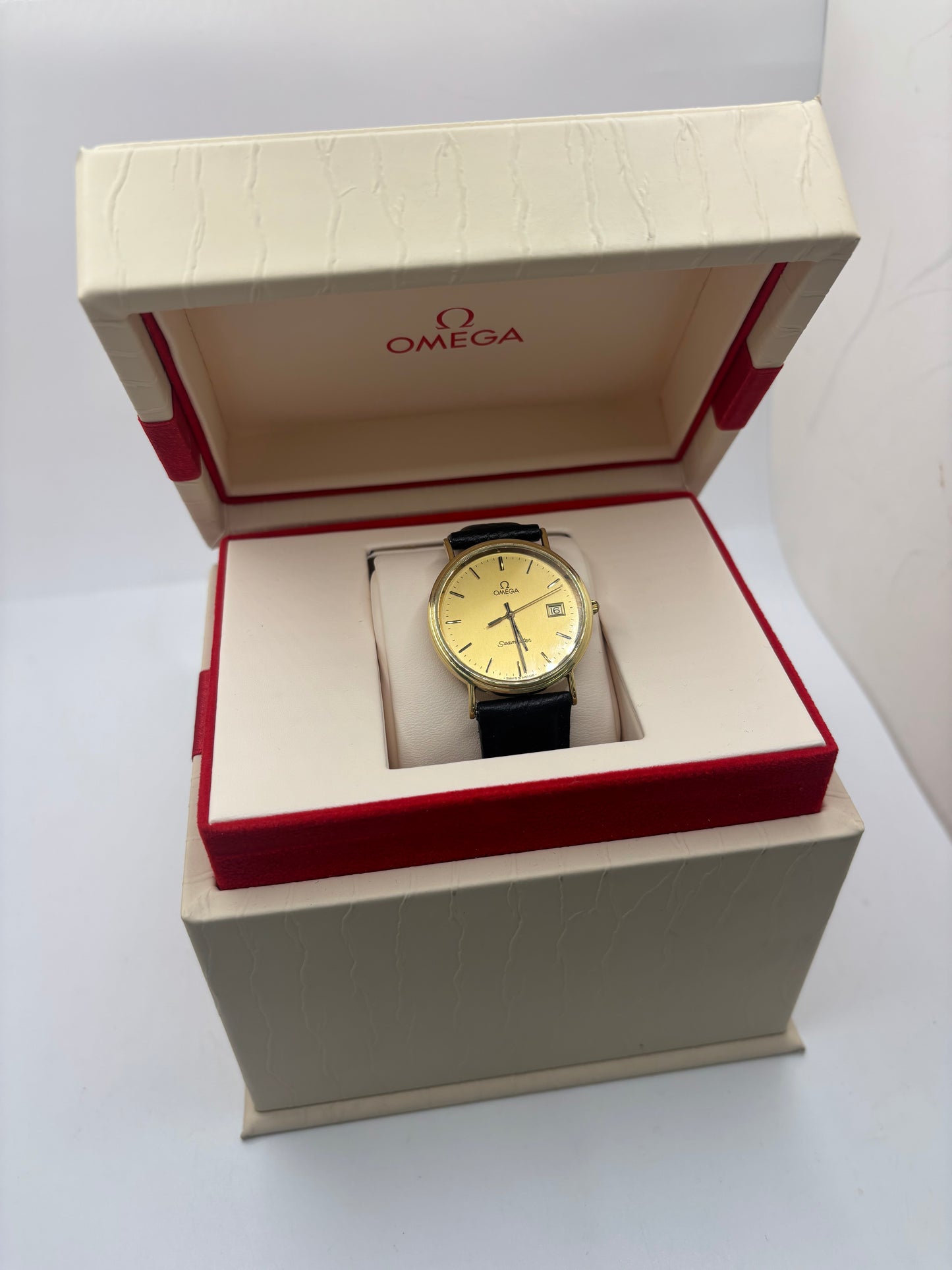 Omega Seamaster référence 196.750 en or jaune 18K, montre vintage de 1986 équipée d'un mouvement quartz précis. Son boîtier de 32,5 mm, son cadran champagne et son bracelet en cuir noir lui confèrent une élégance intemporelle. Révisée, garantie 1 an et livrée avec sa boîte d'origine, cette Omega Seamaster d'occasion en excellent état est idéale pour les collectionneurs et les amateurs de montres de luxe suisses.