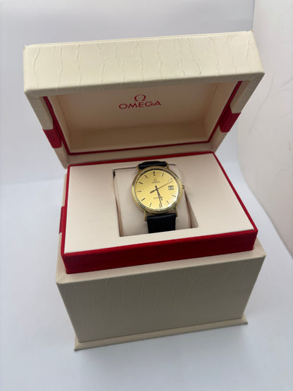 Omega Seamaster référence 196.750 en or jaune 18K, montre vintage de 1986 équipée d'un mouvement quartz précis. Son boîtier de 32,5 mm, son cadran champagne et son bracelet en cuir noir lui confèrent une élégance intemporelle. Révisée, garantie 1 an et livrée avec sa boîte d'origine, cette Omega Seamaster d'occasion en excellent état est idéale pour les collectionneurs et les amateurs de montres de luxe suisses.