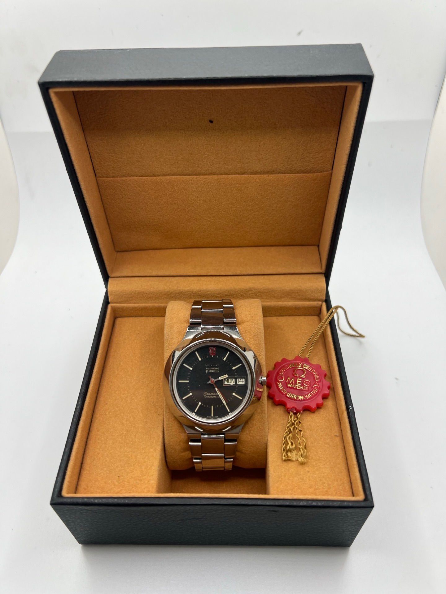 Découvrez l’Omega Seamaster Vintage, une montre iconique des années 1970 alliant élégance et fiabilité. Son boîtier en acier, son cadran noir et son mouvement quartz en font un choix idéal pour les collectionneurs et amateurs de montres rétro.