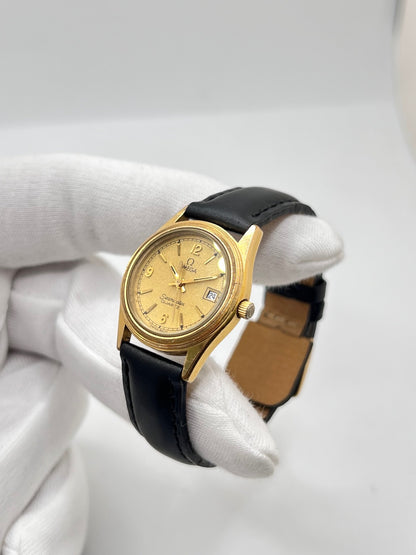 Montre Omega Seamaster 5960035 en très bon état, équipée d’un mouvement quartz et d’un boîtier plaqué or de 25 mm. Son cadran or à chiffres arabes est protégé par un verre saphir. Cette Omega Seamaster possède un bracelet en cuir noir avec boucle ardillon en acier. Destinée aux femmes, cette montre élégante dispose également d’une fonction date et est livrée avec son coffret d’origine. Un modèle intemporel alliant élégance et raffinement.
