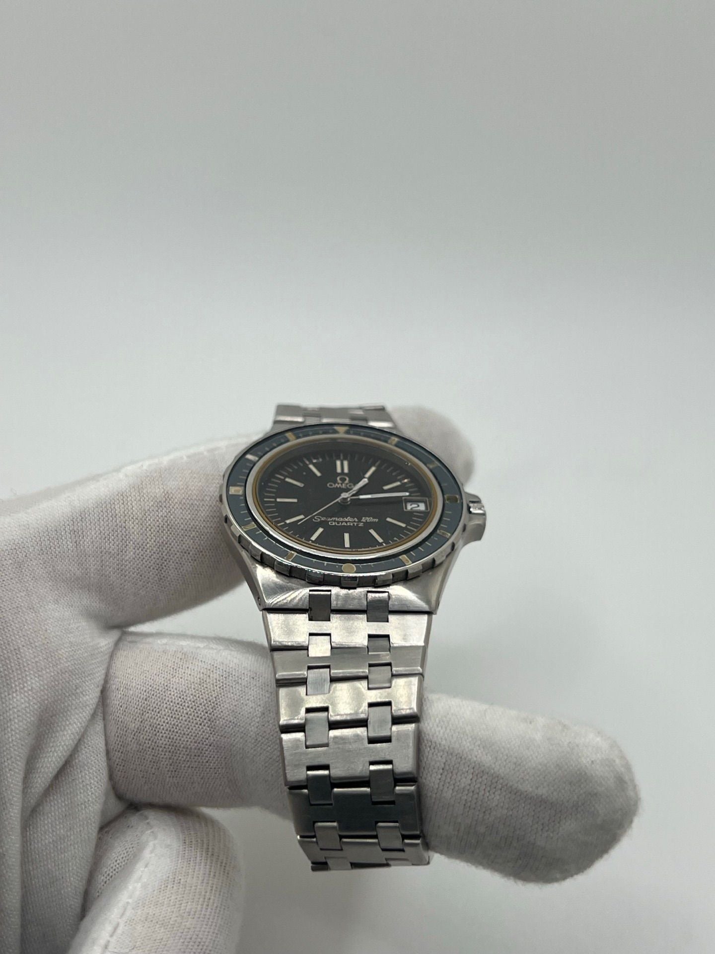 Montre de plongée vintage Omega Seamaster Jacques Mayol 120 référence 396.0900 en acier, équipée d’un mouvement quartz calibre 1337. Modèle de collection rare avec cadran noir, boîtier de 37 mm et bracelet acier. Montre iconique des années 1980, appréciée des amateurs de montres de plongée pour son style classique et son histoire liée à l’apnéiste Jacques Mayol.