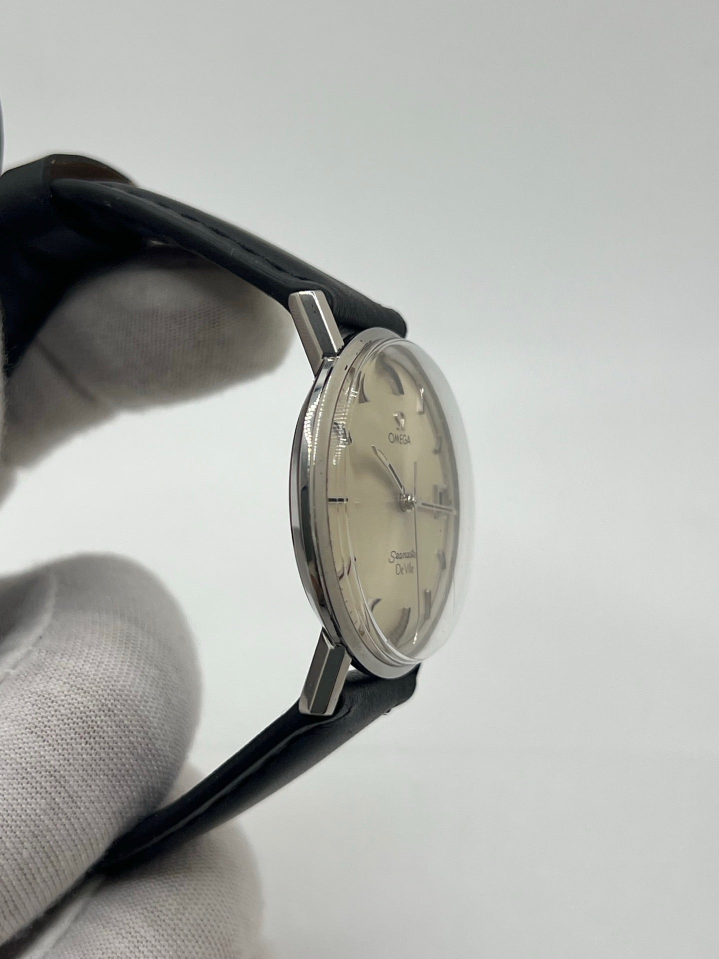Montre Omega Seamaster DeVille vintage des années 60, à remontage manuel avec calibre 611. Boîtier en acier de 34 mm, cadran argent et bracelet en cuir. Ce modèle emblématique allie élégance et précision horlogère. Parfaite pour les amateurs de montres anciennes, cette Seamaster DeVille incarne le savoir-faire intemporel d’Omega.