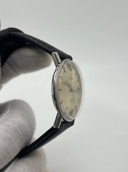 Montre Omega Seamaster DeVille vintage des années 60, à remontage manuel avec calibre 611. Boîtier en acier de 34 mm, cadran argent et bracelet en cuir. Ce modèle emblématique allie élégance et précision horlogère. Parfaite pour les amateurs de montres anciennes, cette Seamaster DeVille incarne le savoir-faire intemporel d’Omega.